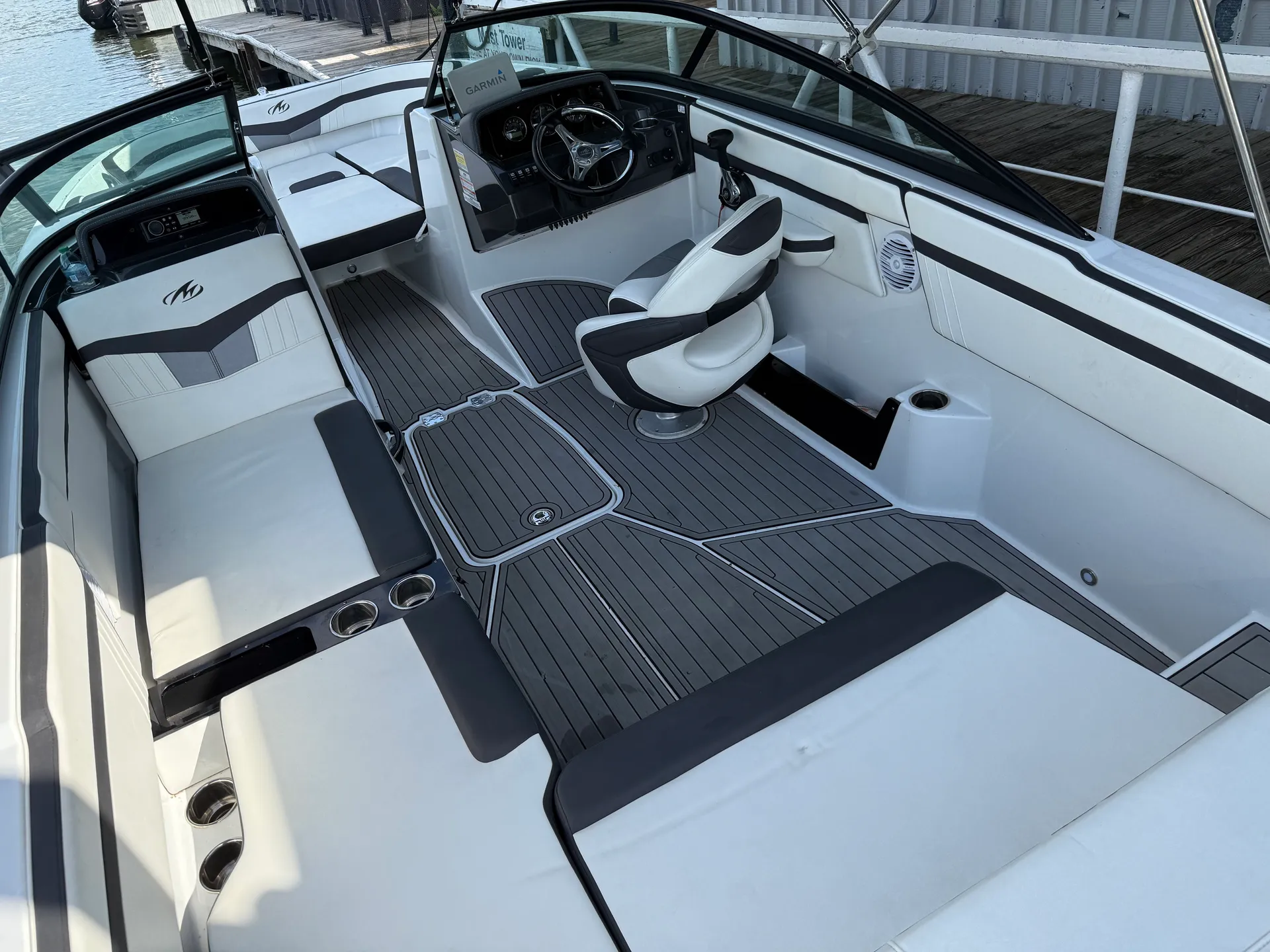 2021 Monterey M-225 Ski/Leisure Boat (Lake Grapevine/Lewisville)