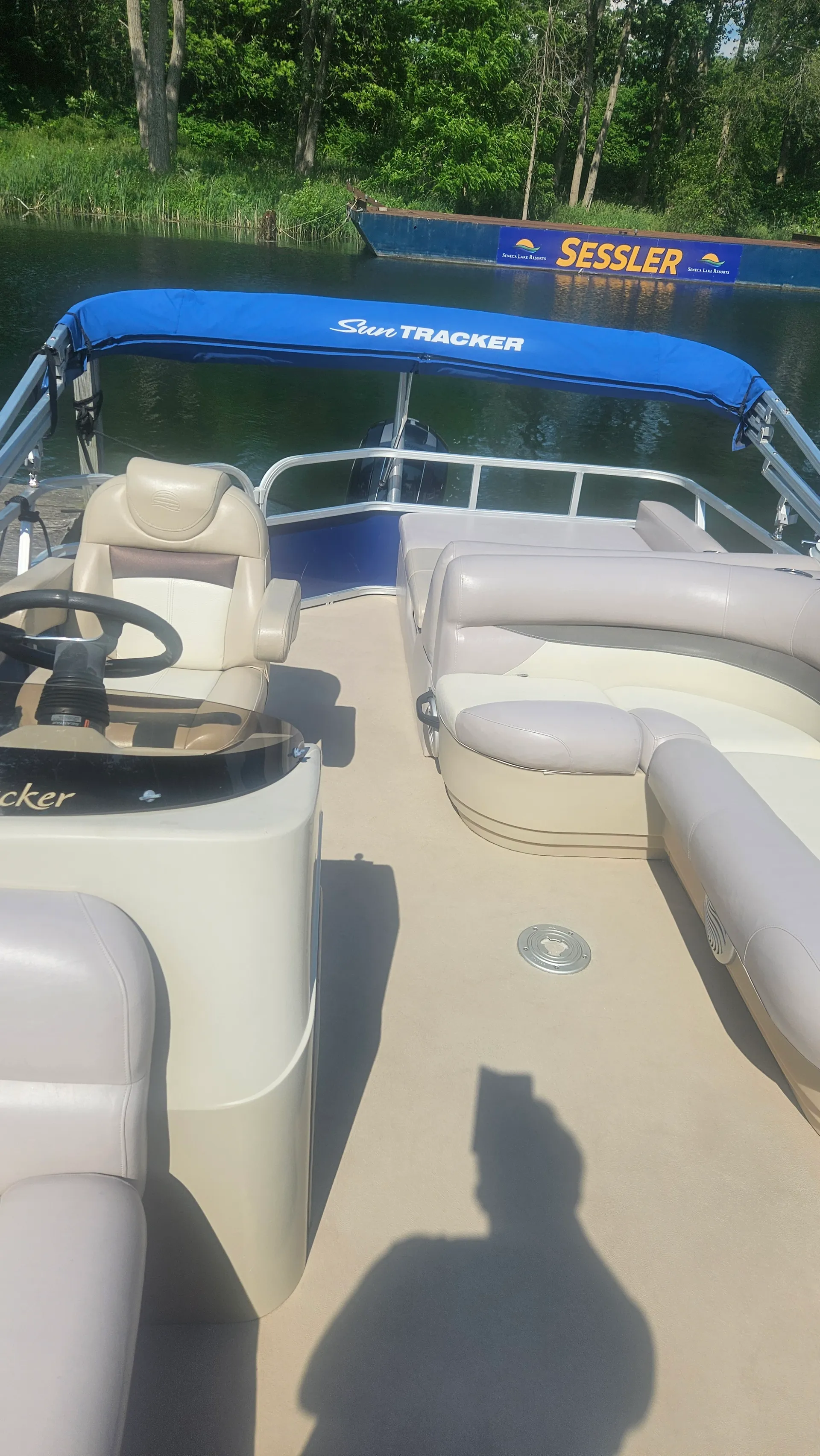 SUN TRACKER BY TRACKER MARINE PARTY BARGE 220 DLX REGENCY W/150ELPT in Geneva, NY — photo 4