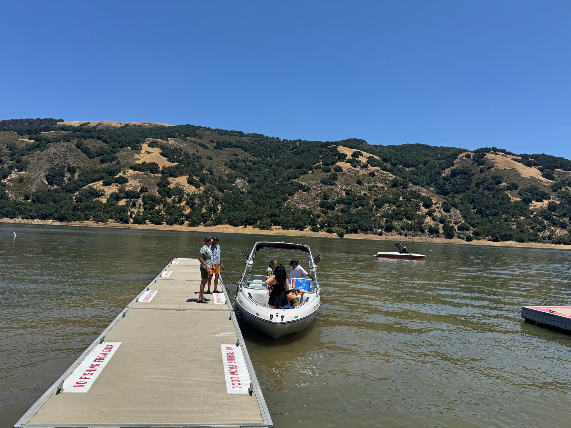 Experience the Thrill on the Water with Our 2006 Reinell 220 LSE!