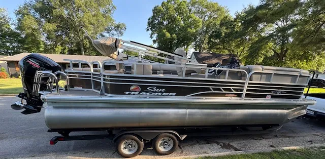 Rent a SUN TRACKER pontoon in Decatur, AL near me