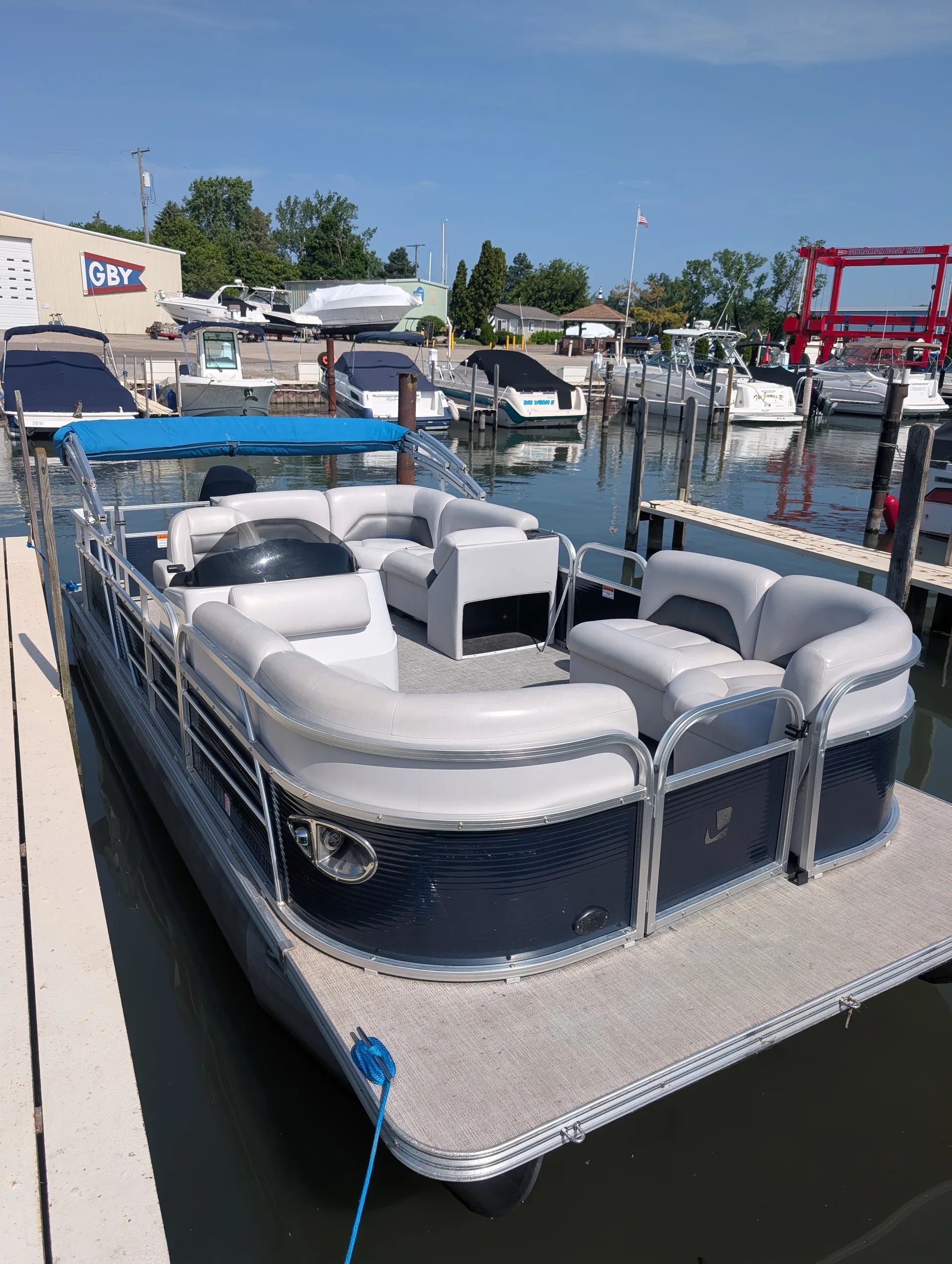 22 ft super clean pontoon boat ready to use in the Detroit River. 
