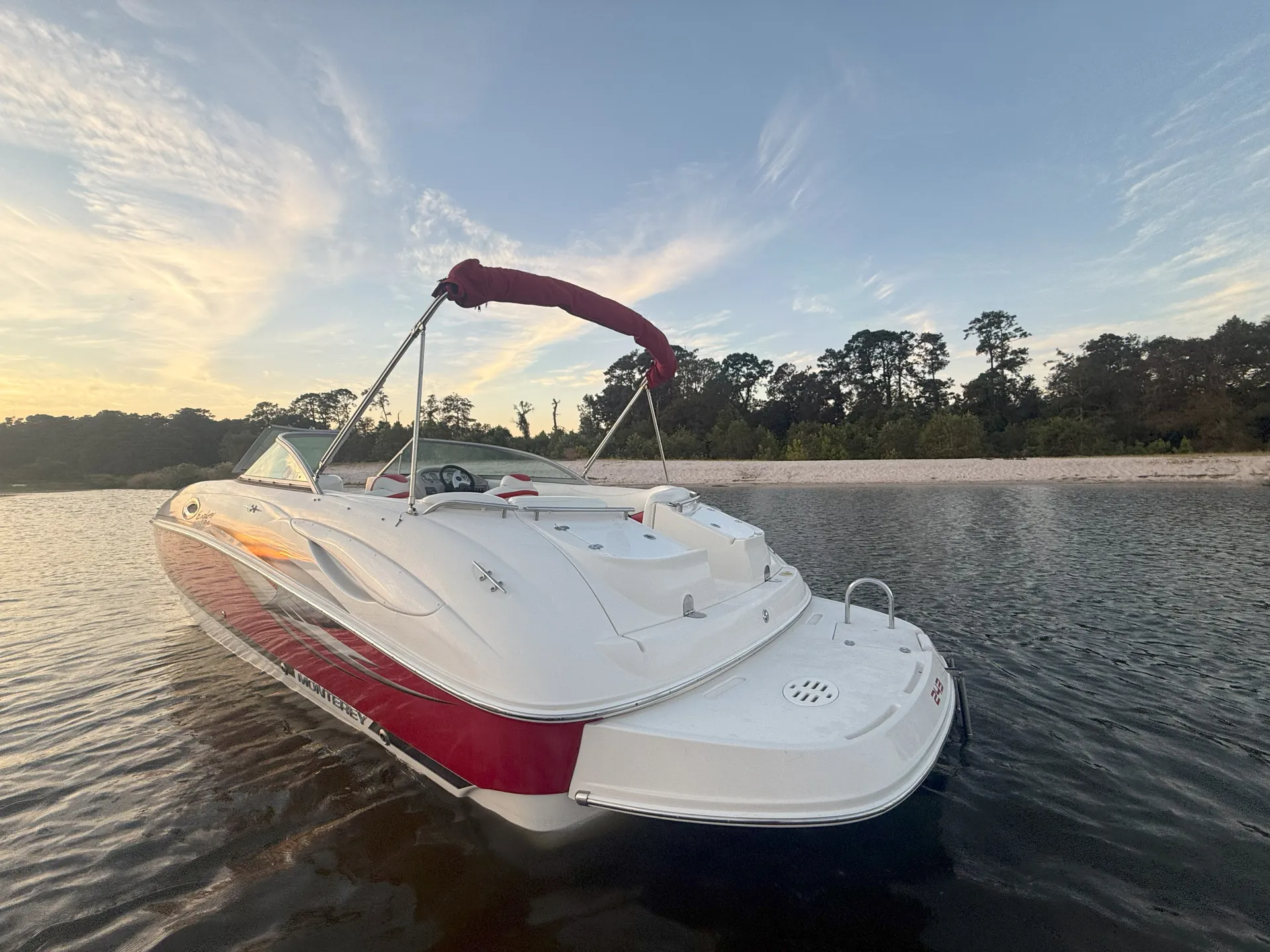 Sleek Monterey Boat – Perfect for Cruising and Water Sports