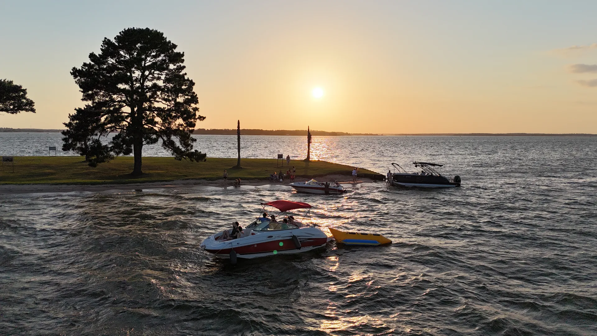 Sleek Monterey Boat – Perfect for Cruising and Water Sports