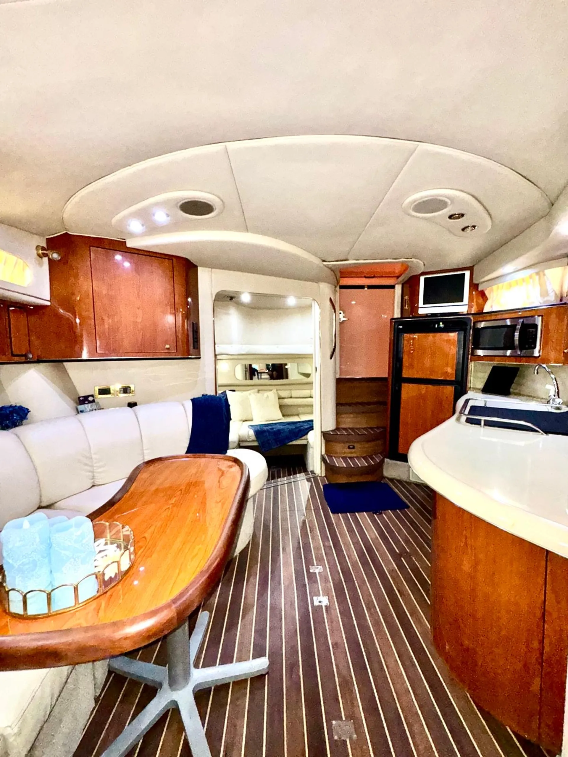 🌊 Luxury yacht deal: 1 FREE Hour aboard the 45’ Ocean Breeze