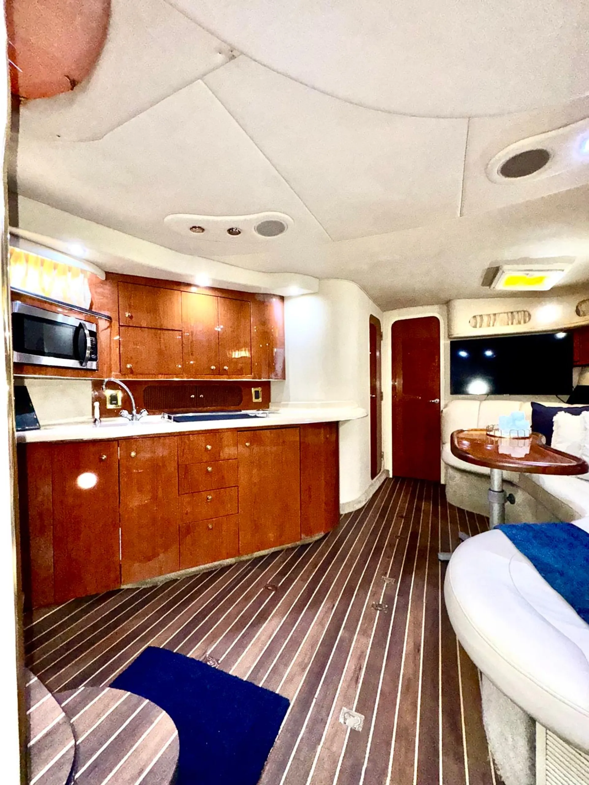 🌊 Luxury yacht deal: 1 FREE Hour aboard the 45’ Ocean Breeze