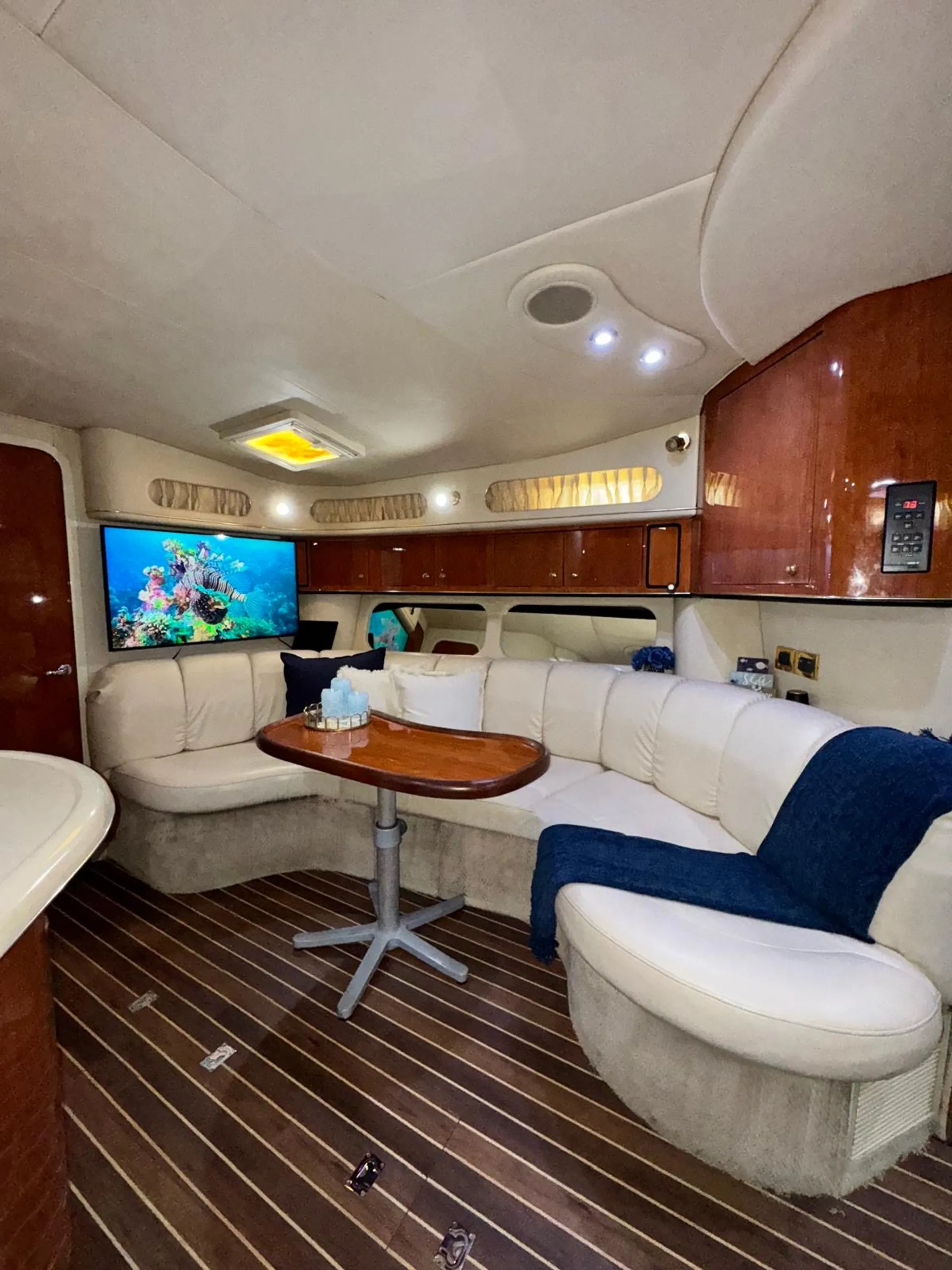 🌊 Luxury yacht deal: 1 FREE Hour aboard the 45’ Ocean Breeze