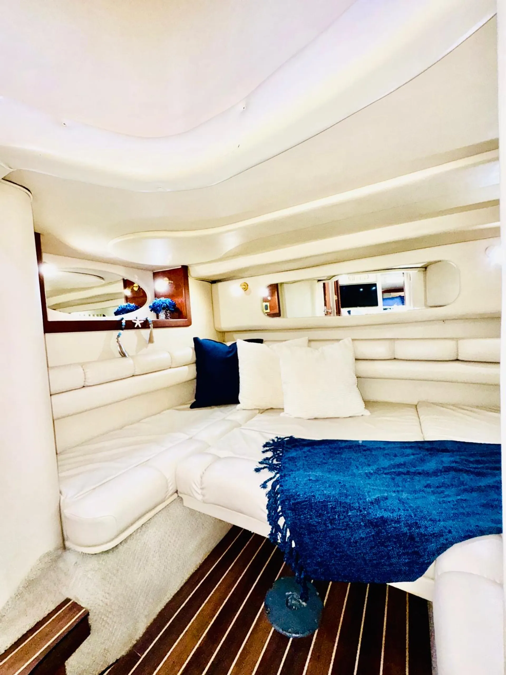 🌊 Luxury yacht deal: 1 FREE Hour aboard the 45’ Ocean Breeze