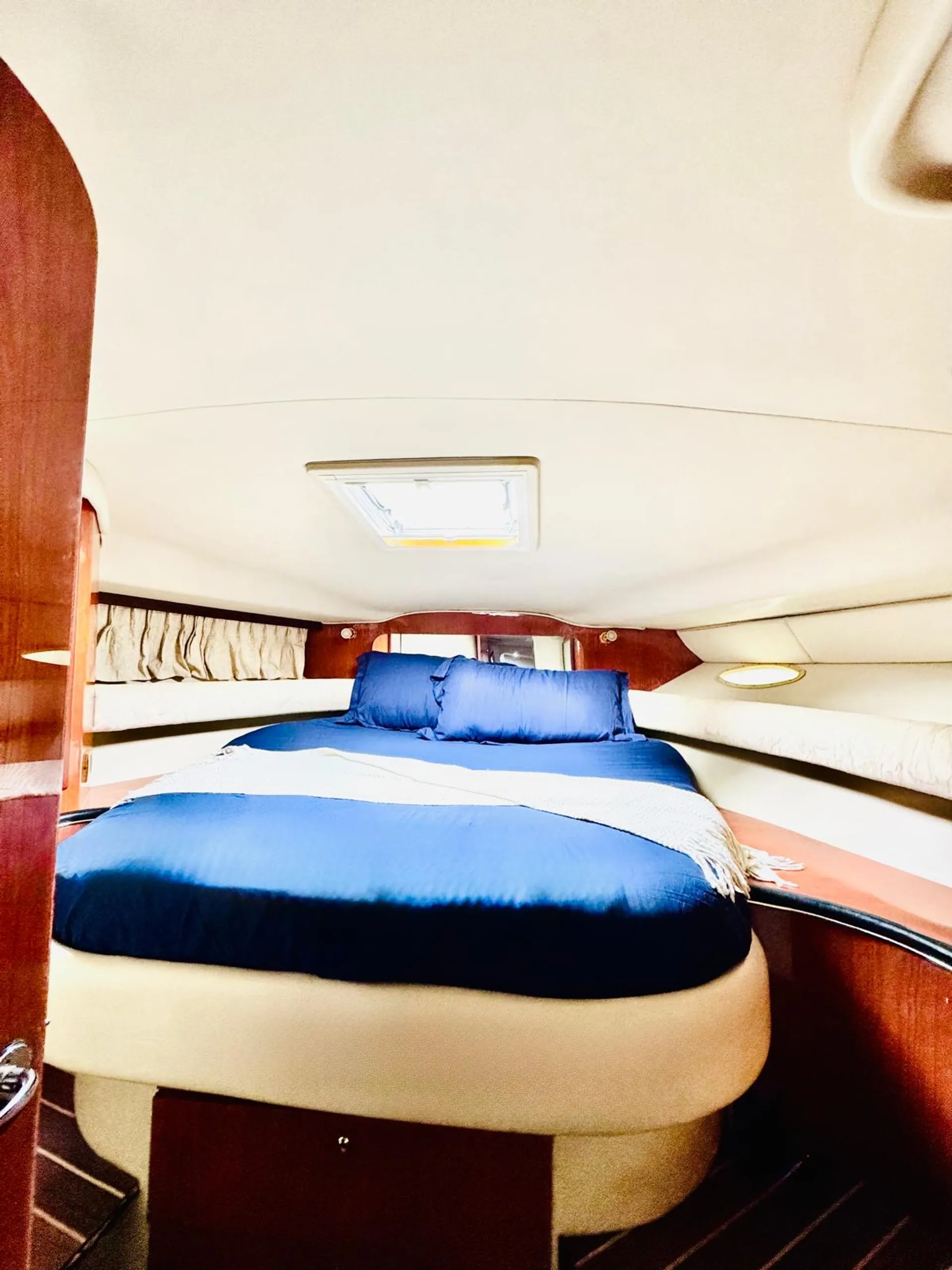 🌊 Luxury yacht deal: 1 FREE Hour aboard the 45’ Ocean Breeze