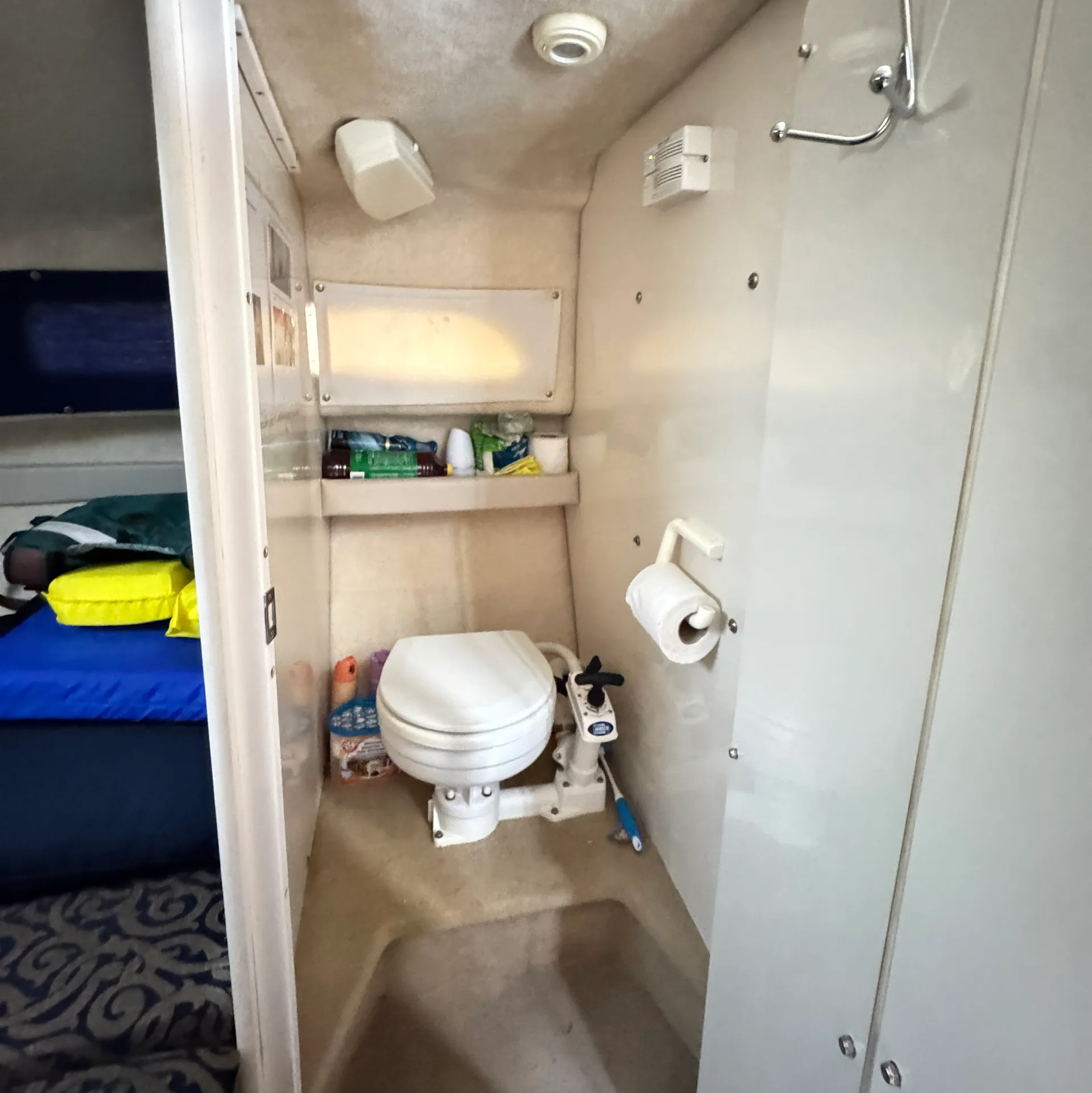 BAYLINER 2252 CLASSIC CRUISER in Sparrows Point, MD — photo 4