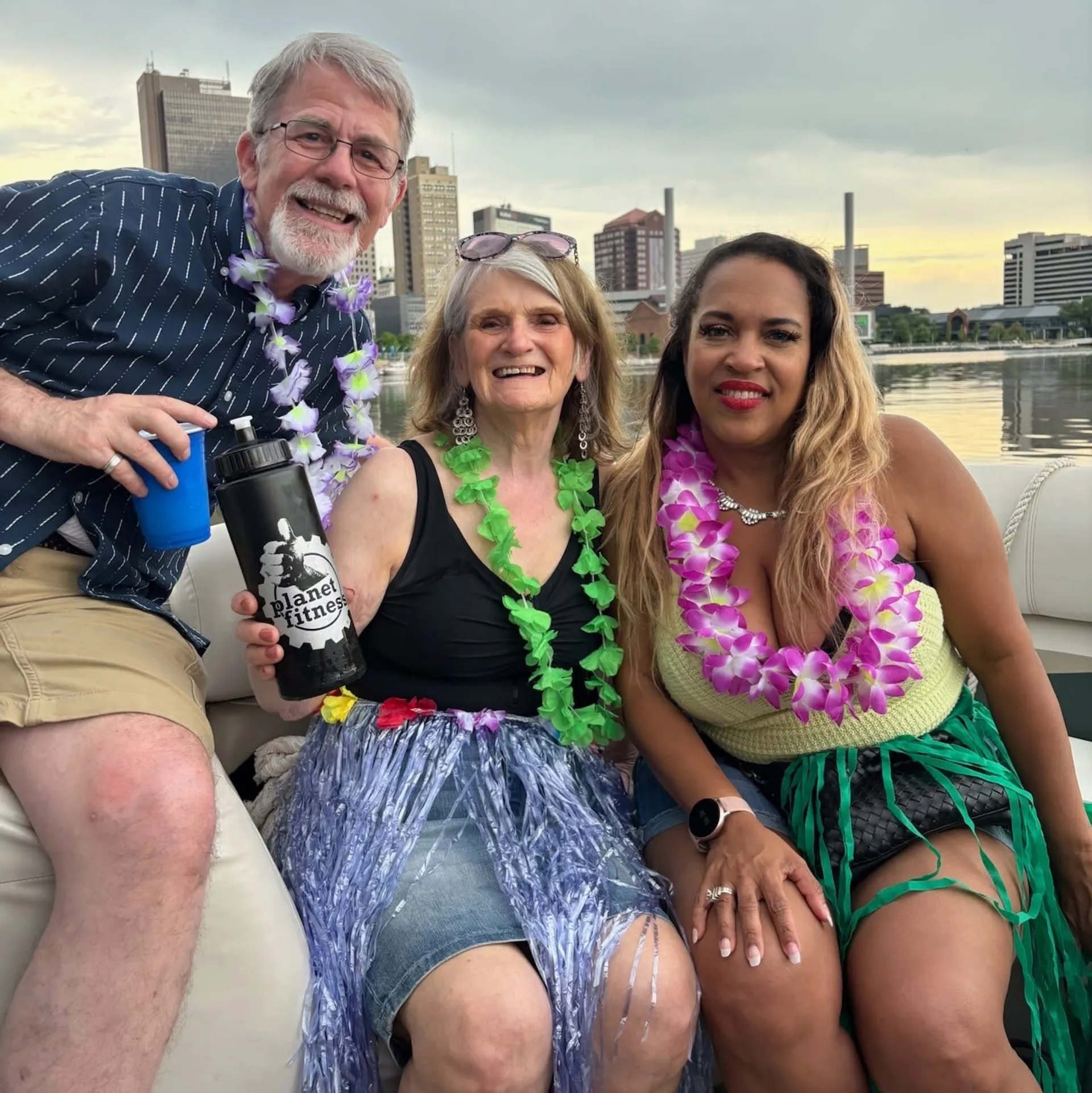 TIKI BOAT TOLEDO! ENJOY A CAPTAIN DRIVING YOU ON THE MAUMEE RIVER