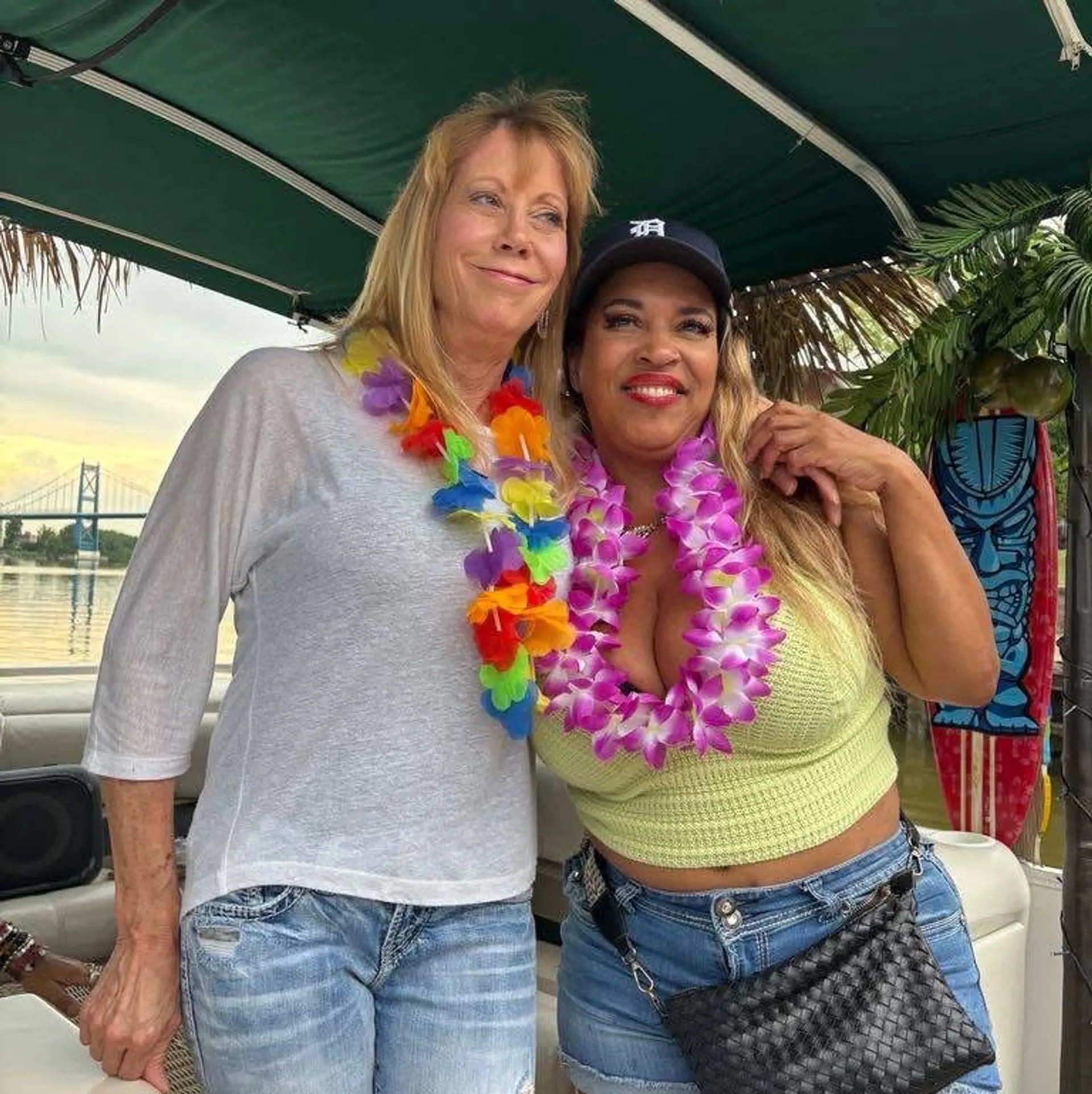 TIKI BOAT TOLEDO! ENJOY A CAPTAIN DRIVING YOU ON THE MAUMEE RIVER