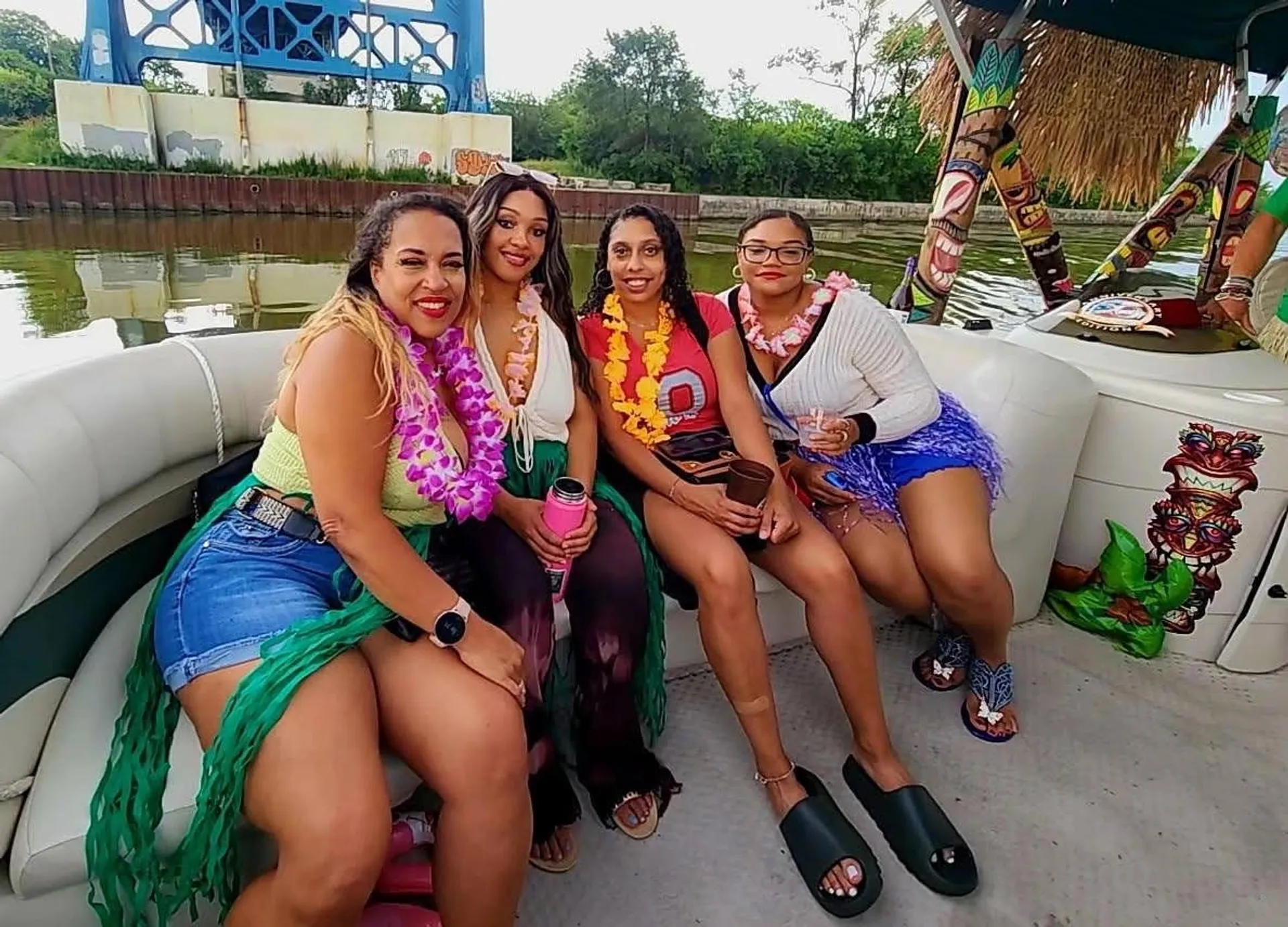TIKI BOAT TOLEDO! ENJOY A CAPTAIN DRIVING YOU ON THE MAUMEE RIVER