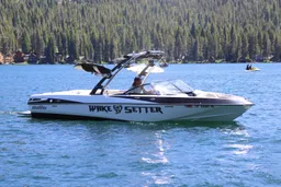Luxury Malibu Wakesetter 247 boat photo