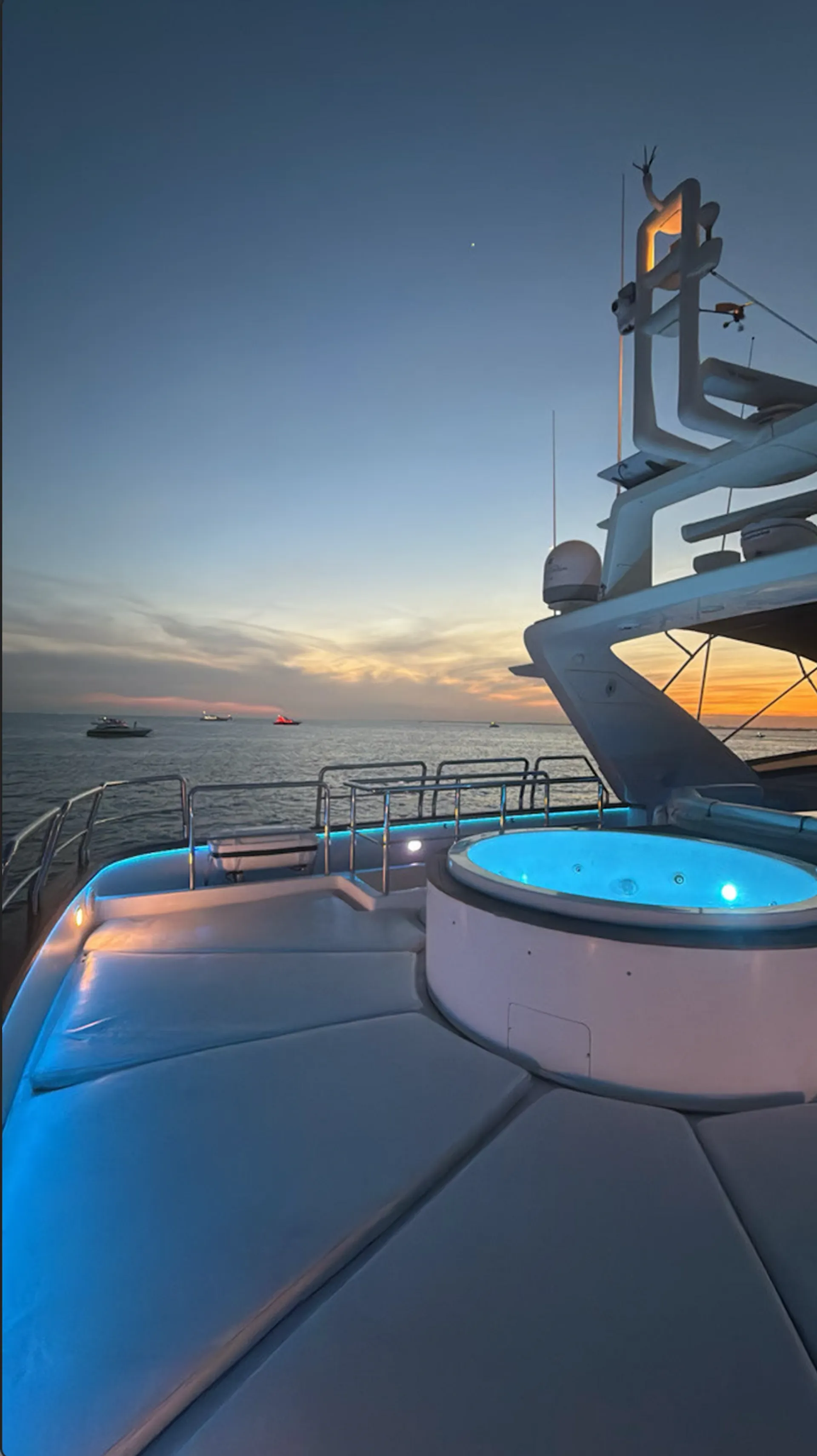 100ft Luxury Mega Yacht with Jacuzzi – Miami