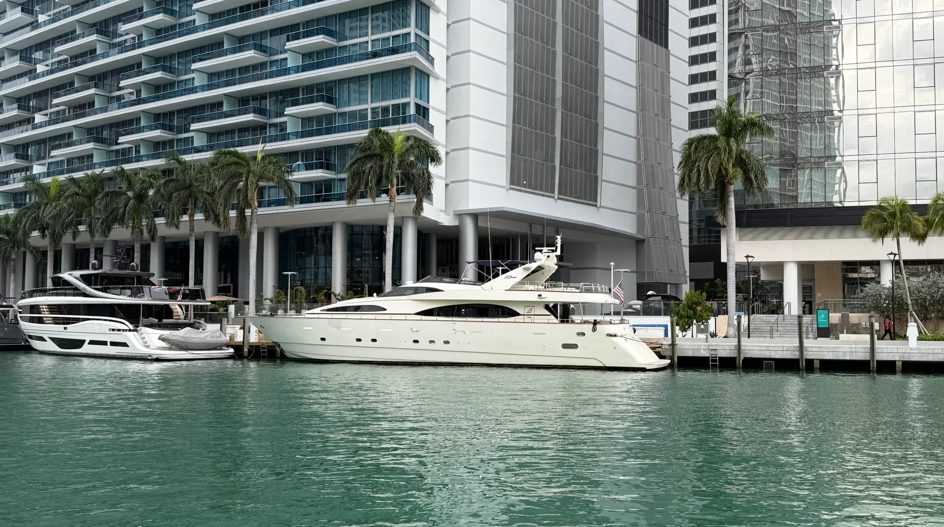 100ft Luxury Mega Yacht with Jacuzzi – Miami