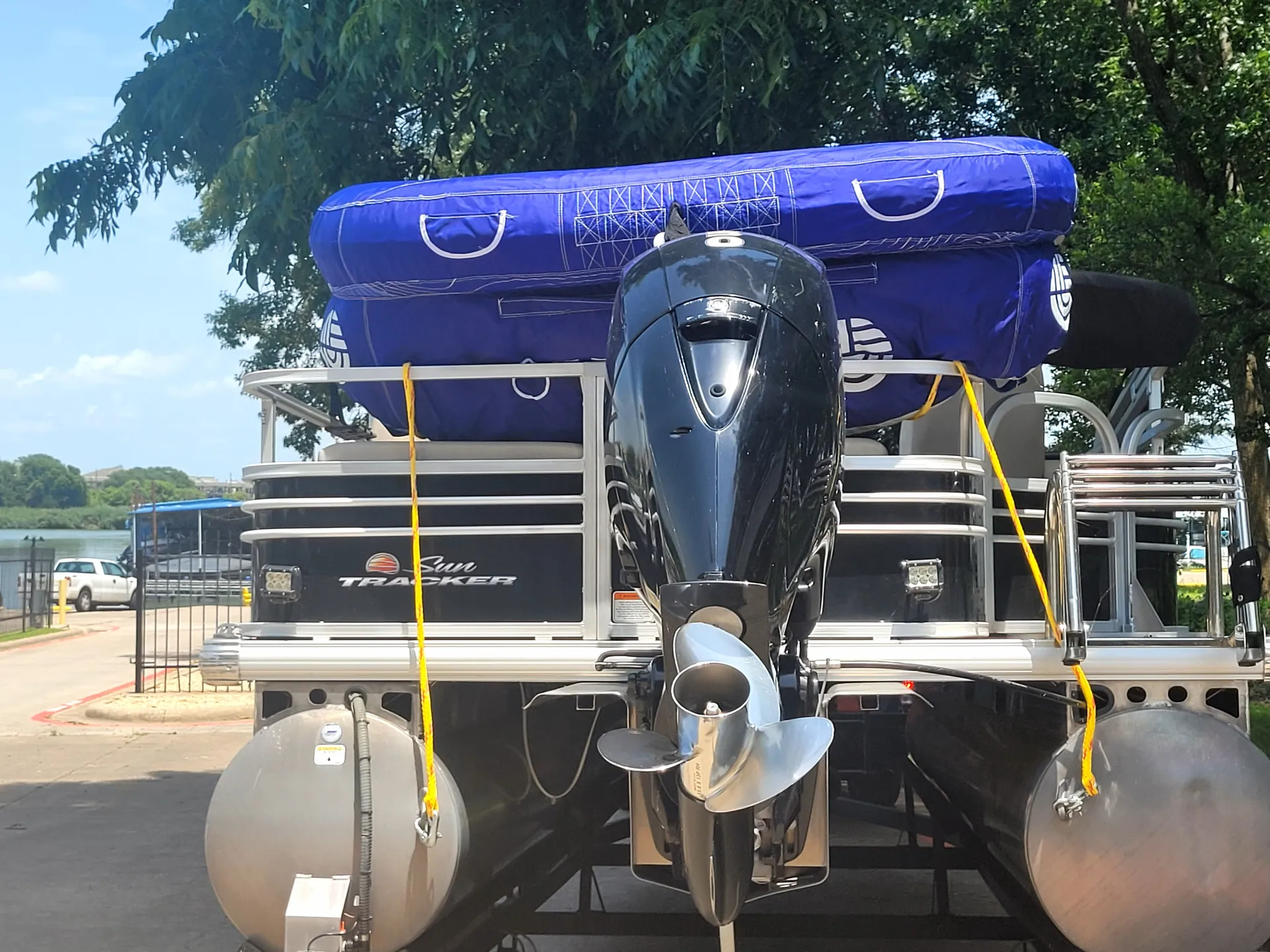 Spacious 22’ Sun Tracker Party Barge – Seats 10 – Lake Ray Hubbard