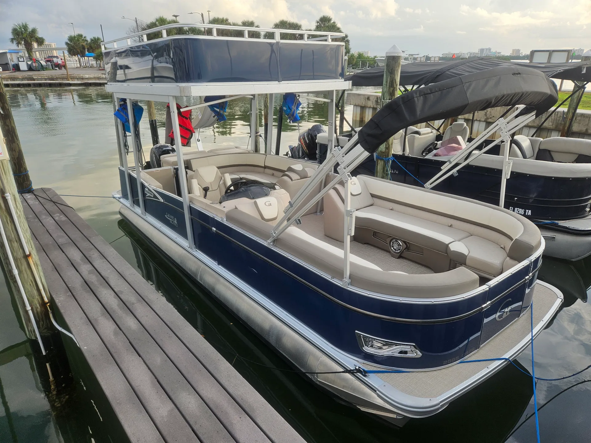 2025 Tahoe funship 25 ft upper deck  with slide 150 hp mercury