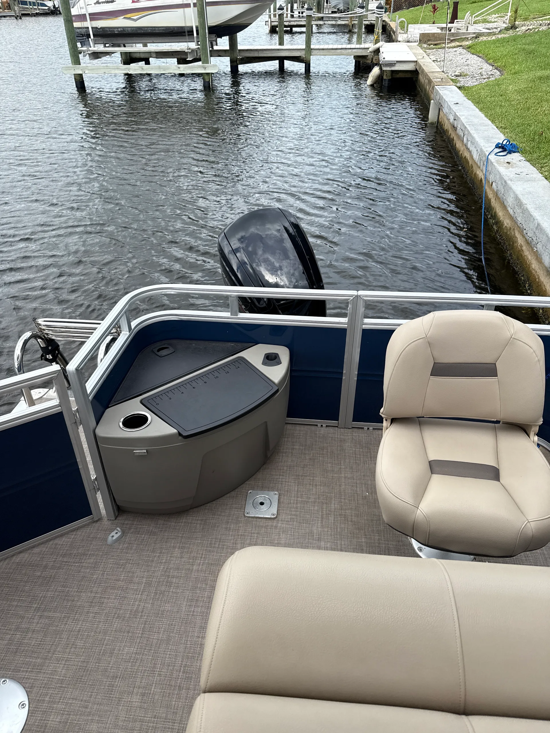 2024 Sun Tracker Fishing Barge - Rental