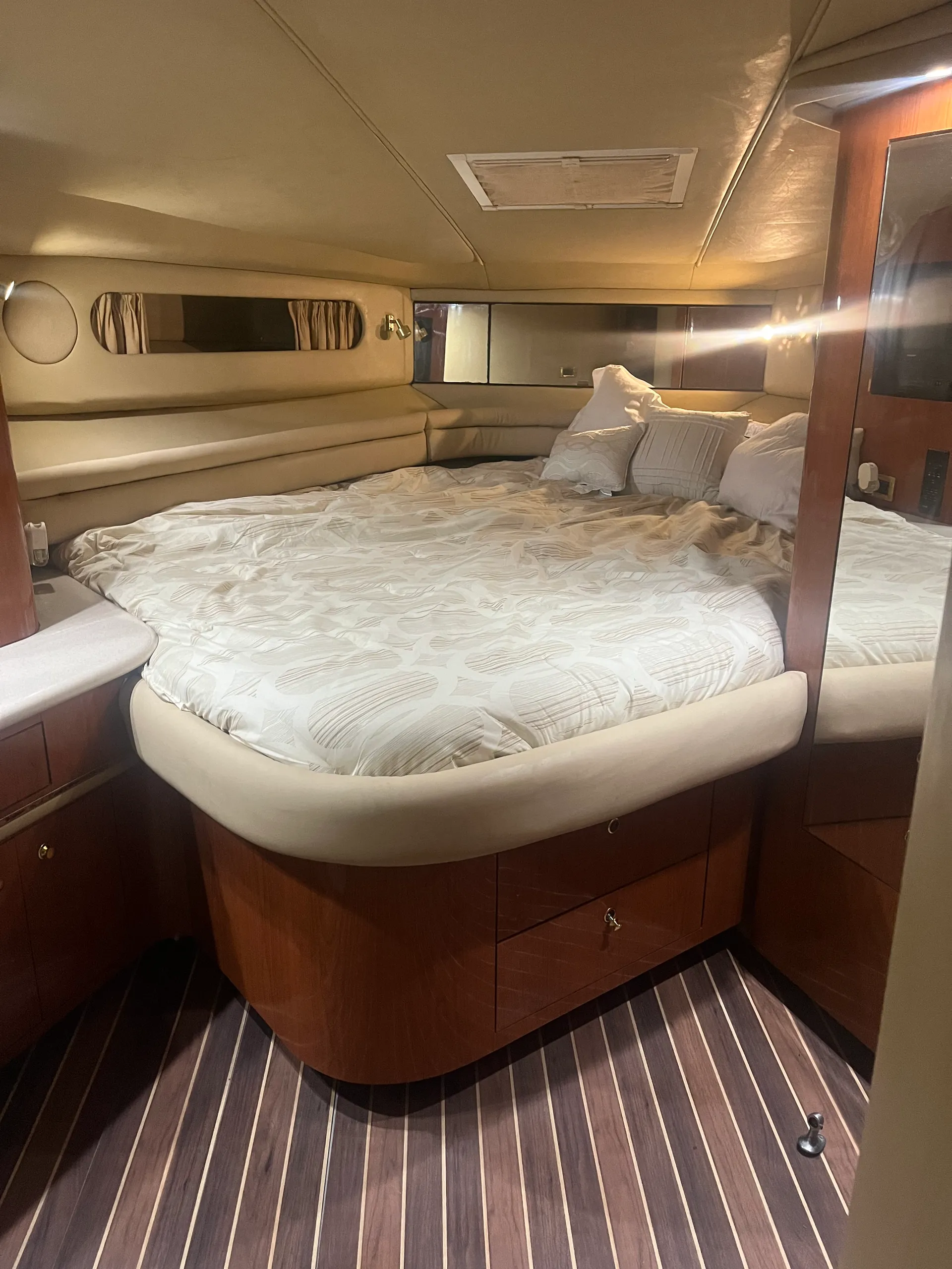 Sea Ray Boats 540 Sundancer in Fort Lauderdale, FL — photo 9