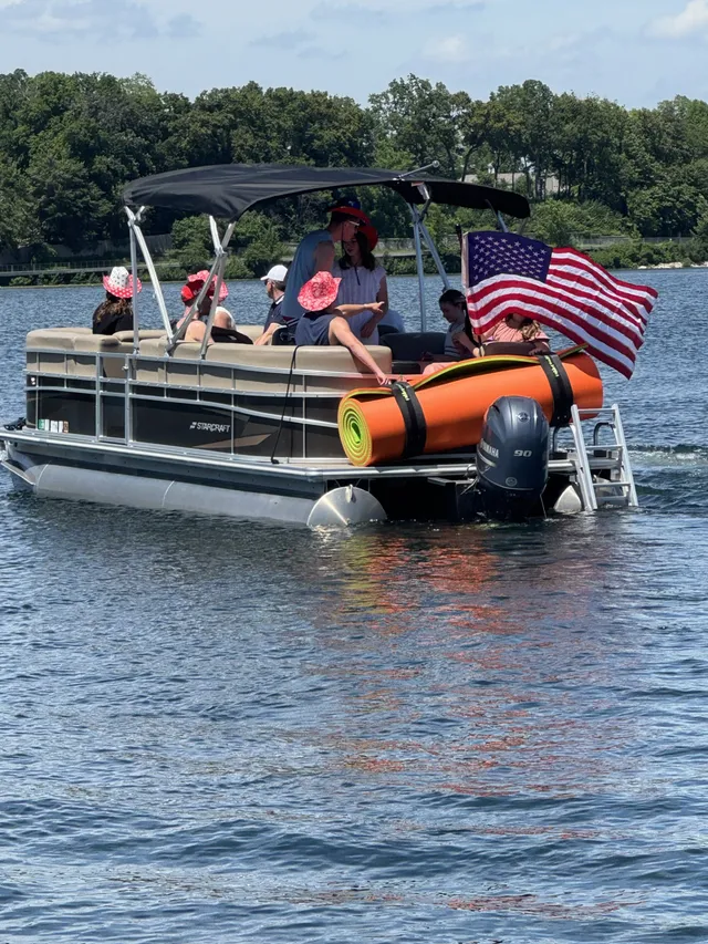 Rent a STARCRAFT MARINE pontoon in Wayzata, MN near me