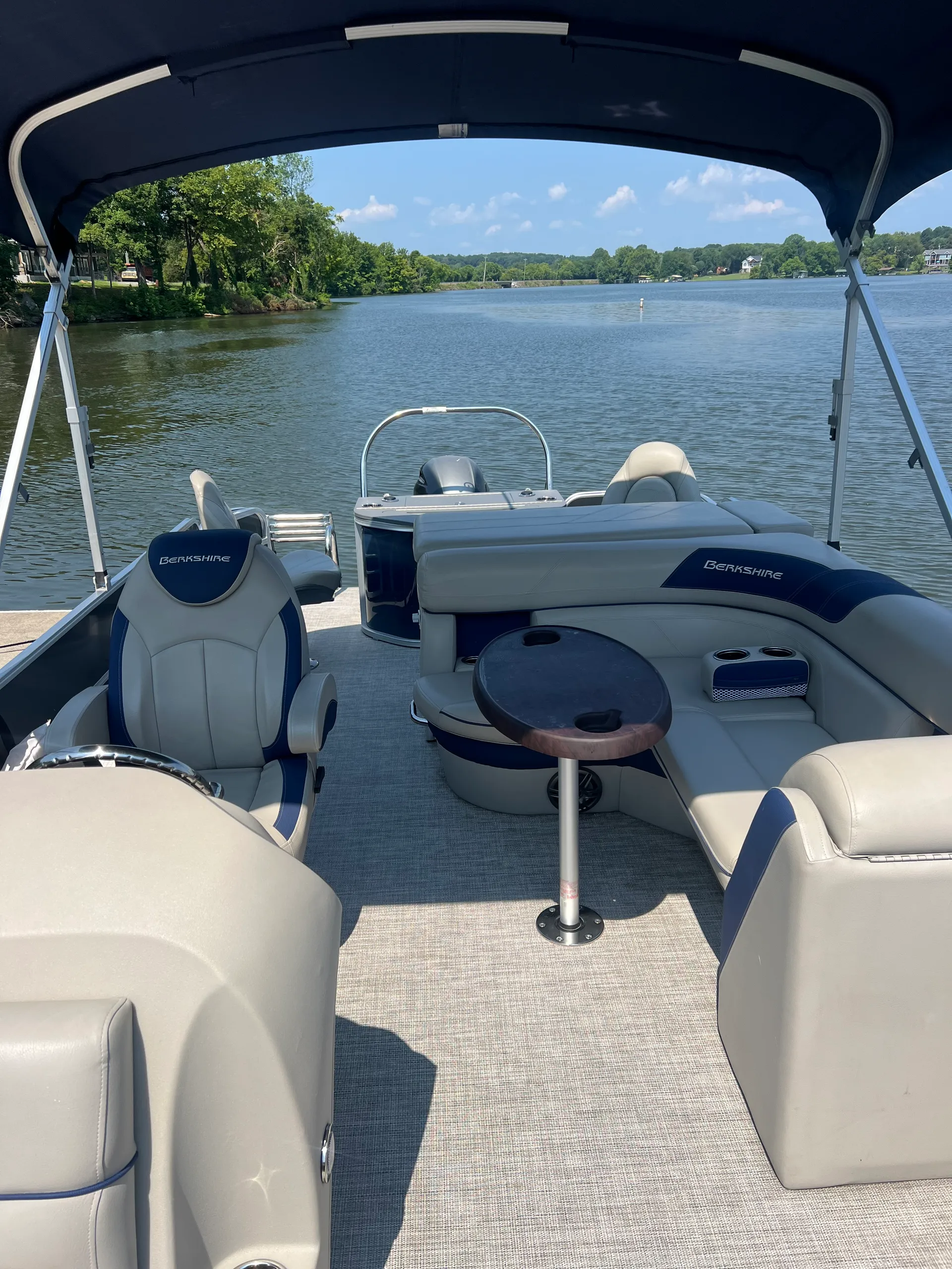 BEAUTIFUL 2023 24 FT Berkshire Tritoon w/ fishing livewell - seats 12