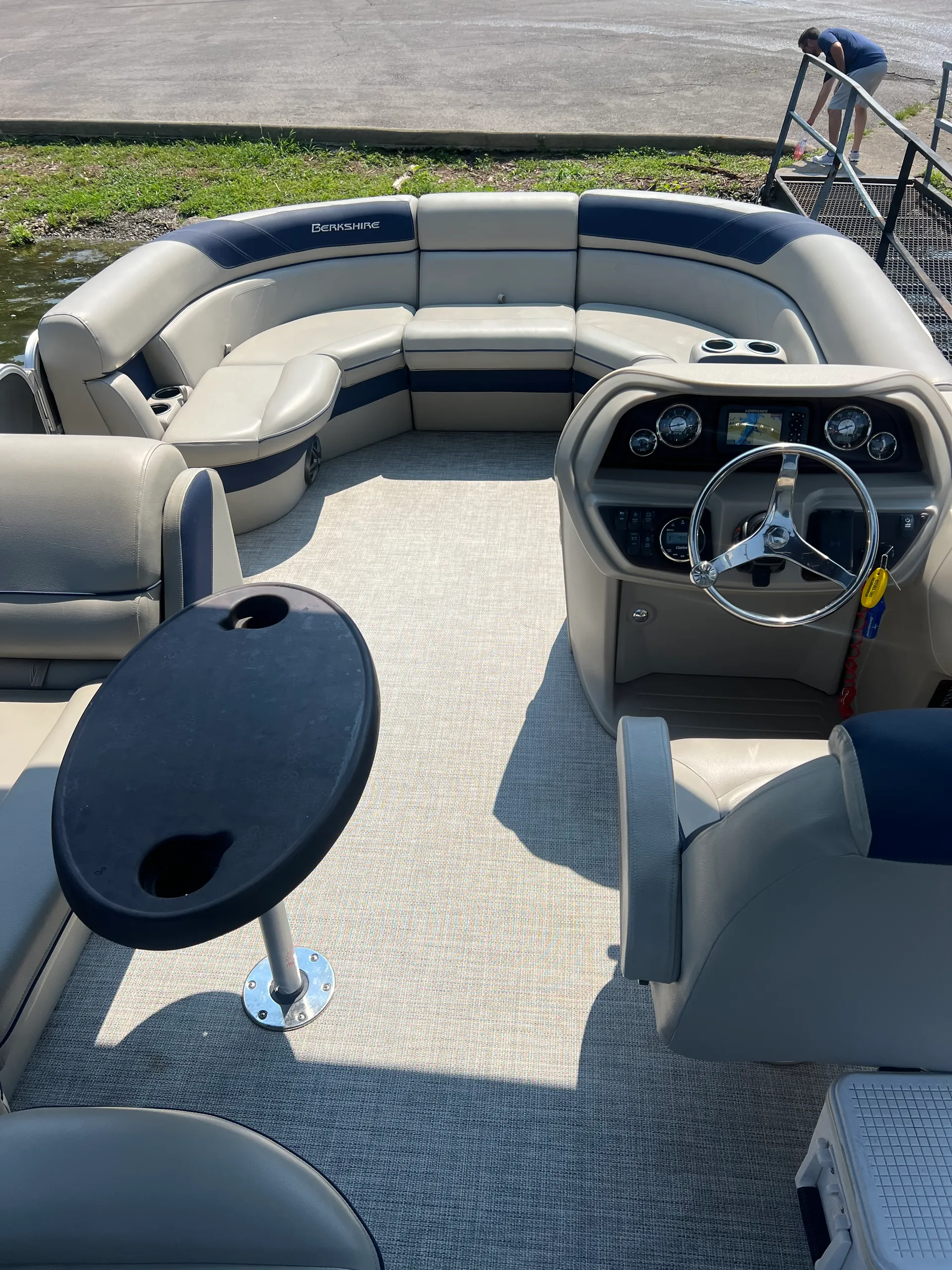 BEAUTIFUL 2023 24 FT Berkshire Tritoon w/ fishing livewell - seats 12