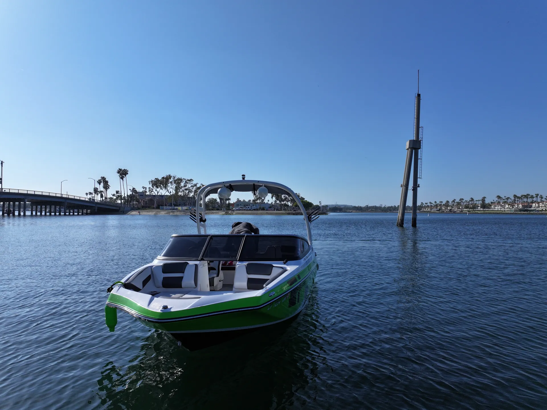 Easy-to-drive Yamaha AR195 jet boat - wake tower and Bluetooth 