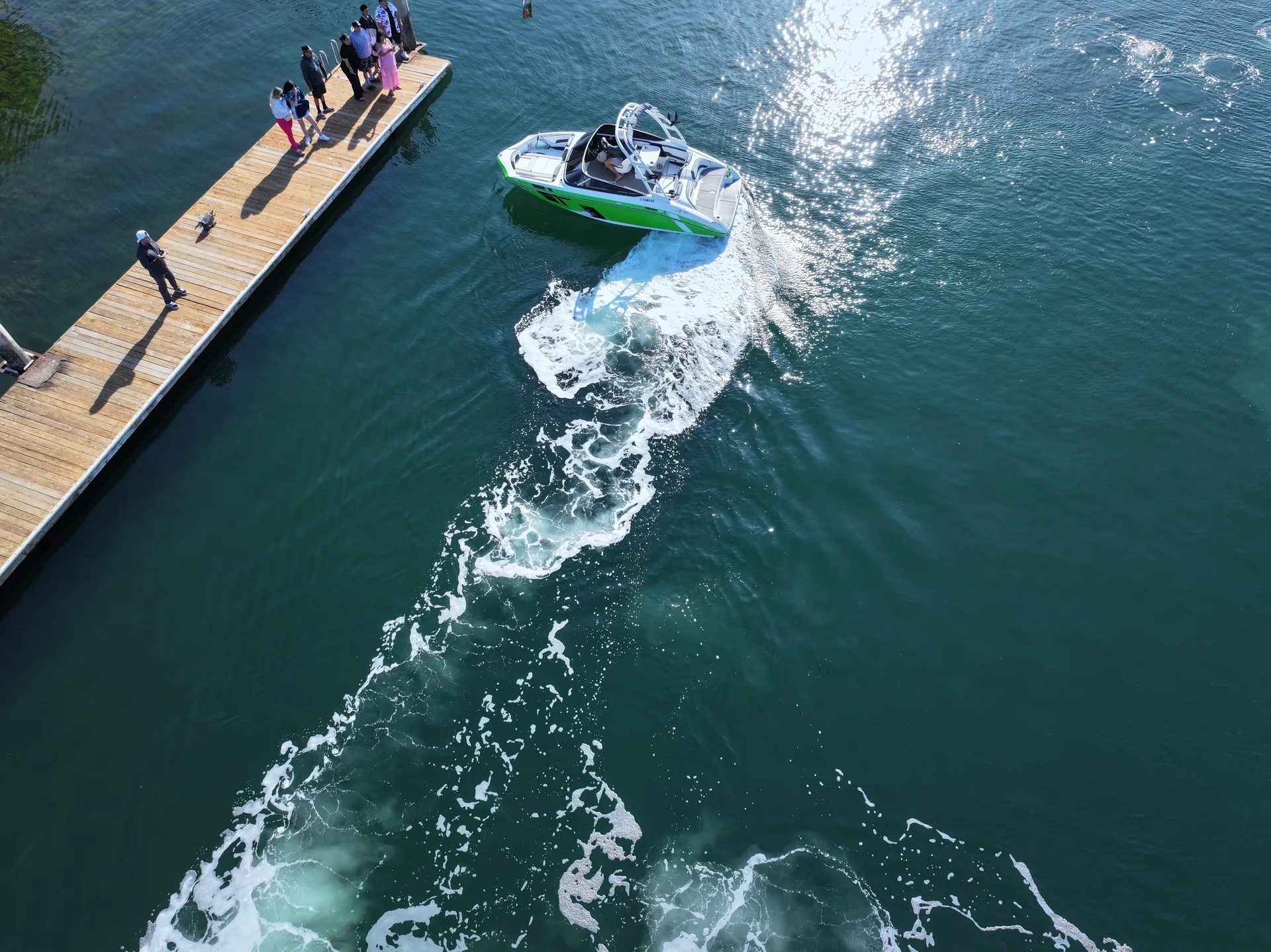 Easy-to-drive Yamaha AR195 jet boat - wake tower and Bluetooth 