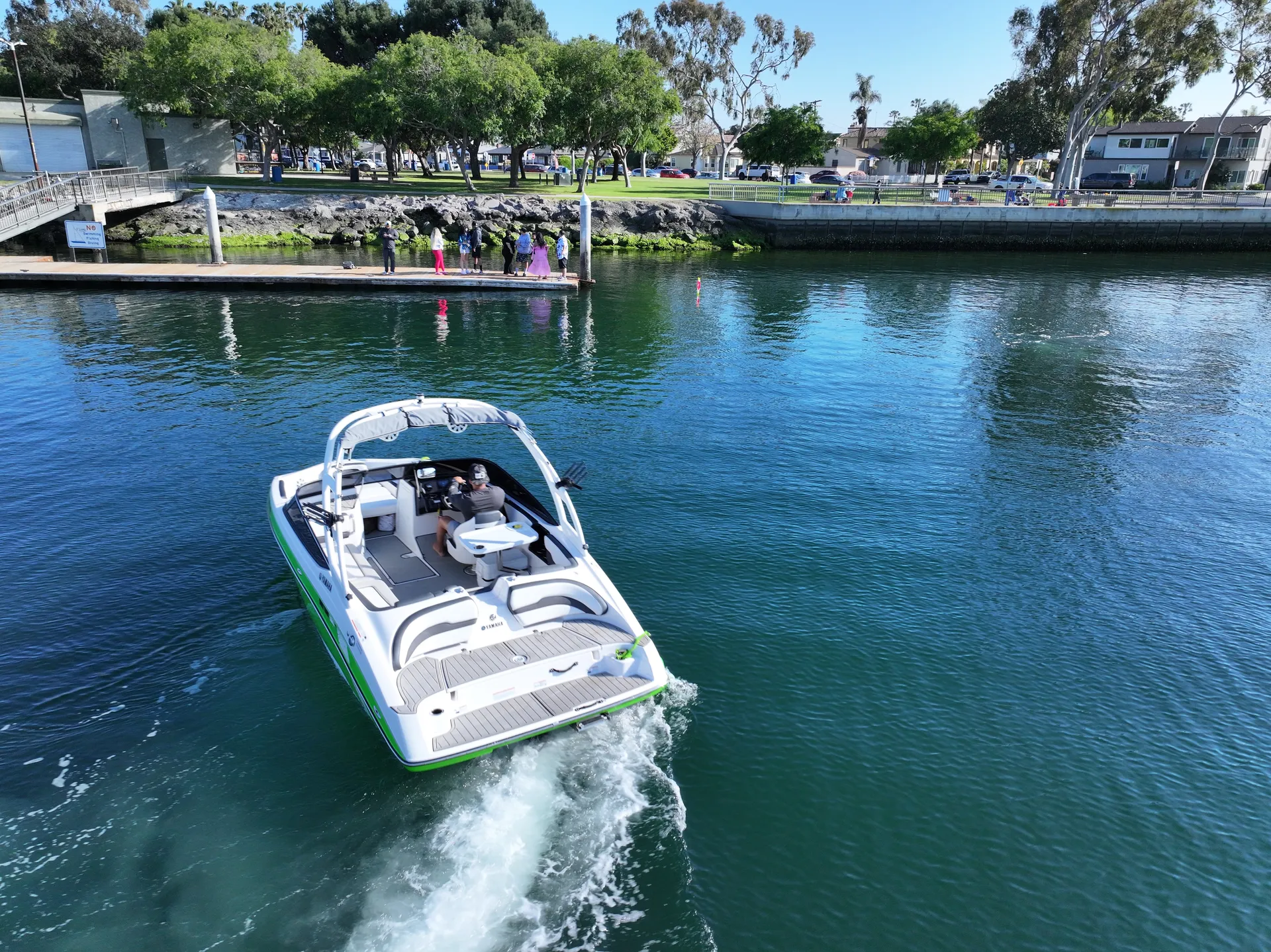 Easy-to-drive Yamaha AR195 jet boat - wake tower and Bluetooth 