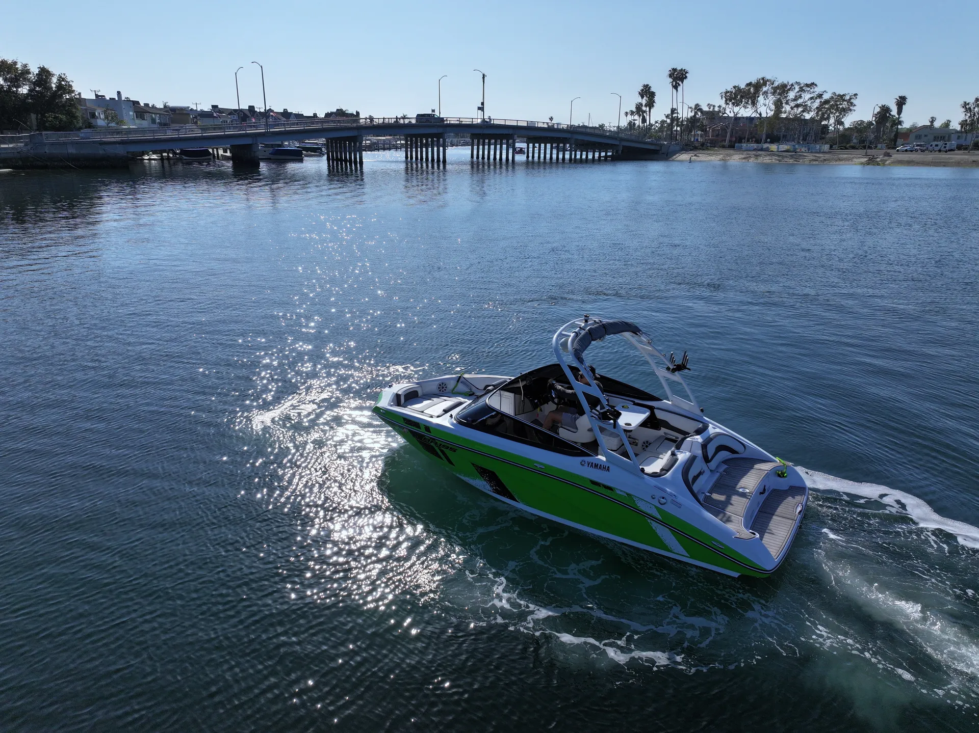 Easy-to-drive Yamaha AR195 jet boat - wake tower and Bluetooth 