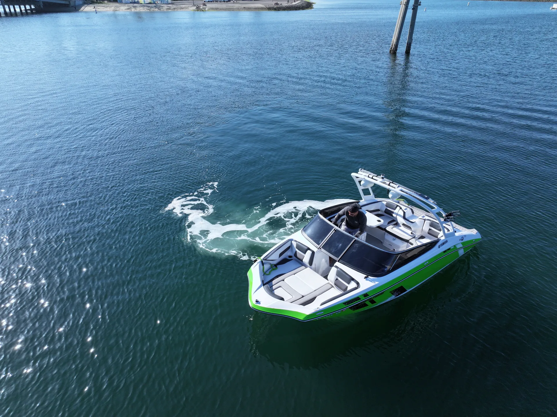 Easy-to-drive Yamaha AR195 jet boat - wake tower and Bluetooth 