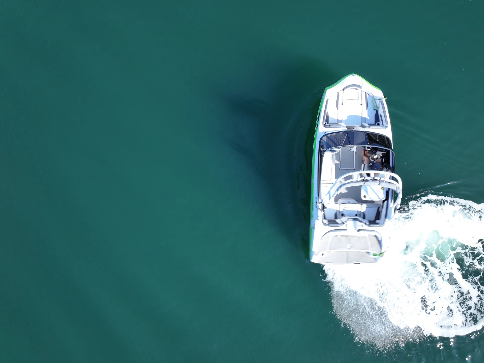 Easy-to-drive Yamaha AR195 jet boat - wake tower and Bluetooth 