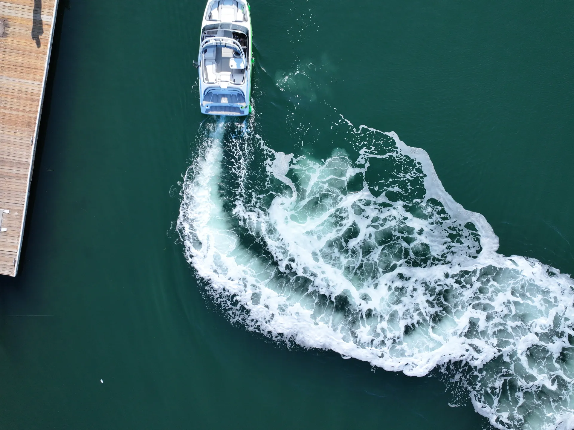 Easy-to-drive Yamaha AR195 jet boat - wake tower and Bluetooth 