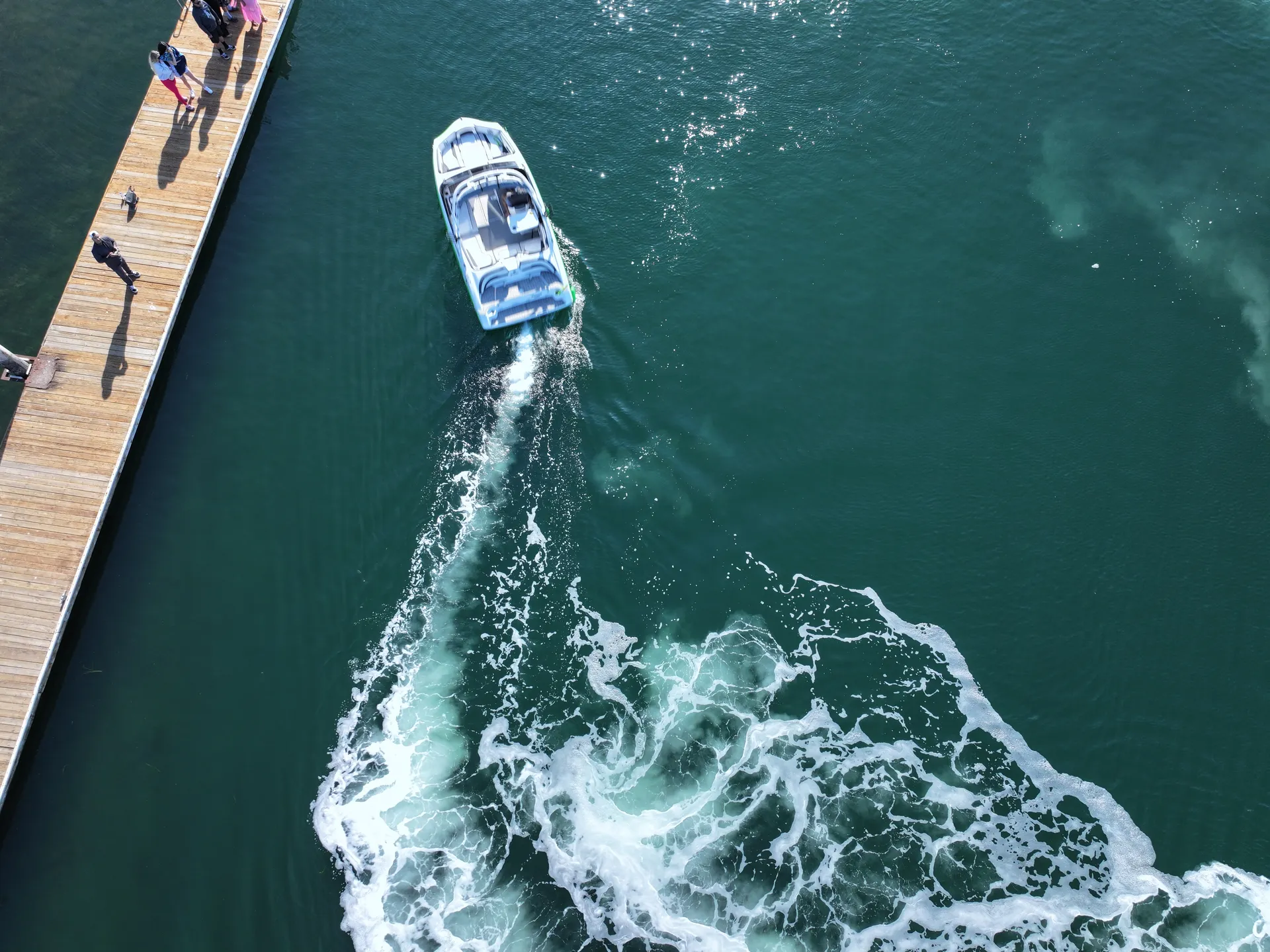 Easy-to-drive Yamaha AR195 jet boat - wake tower and Bluetooth 