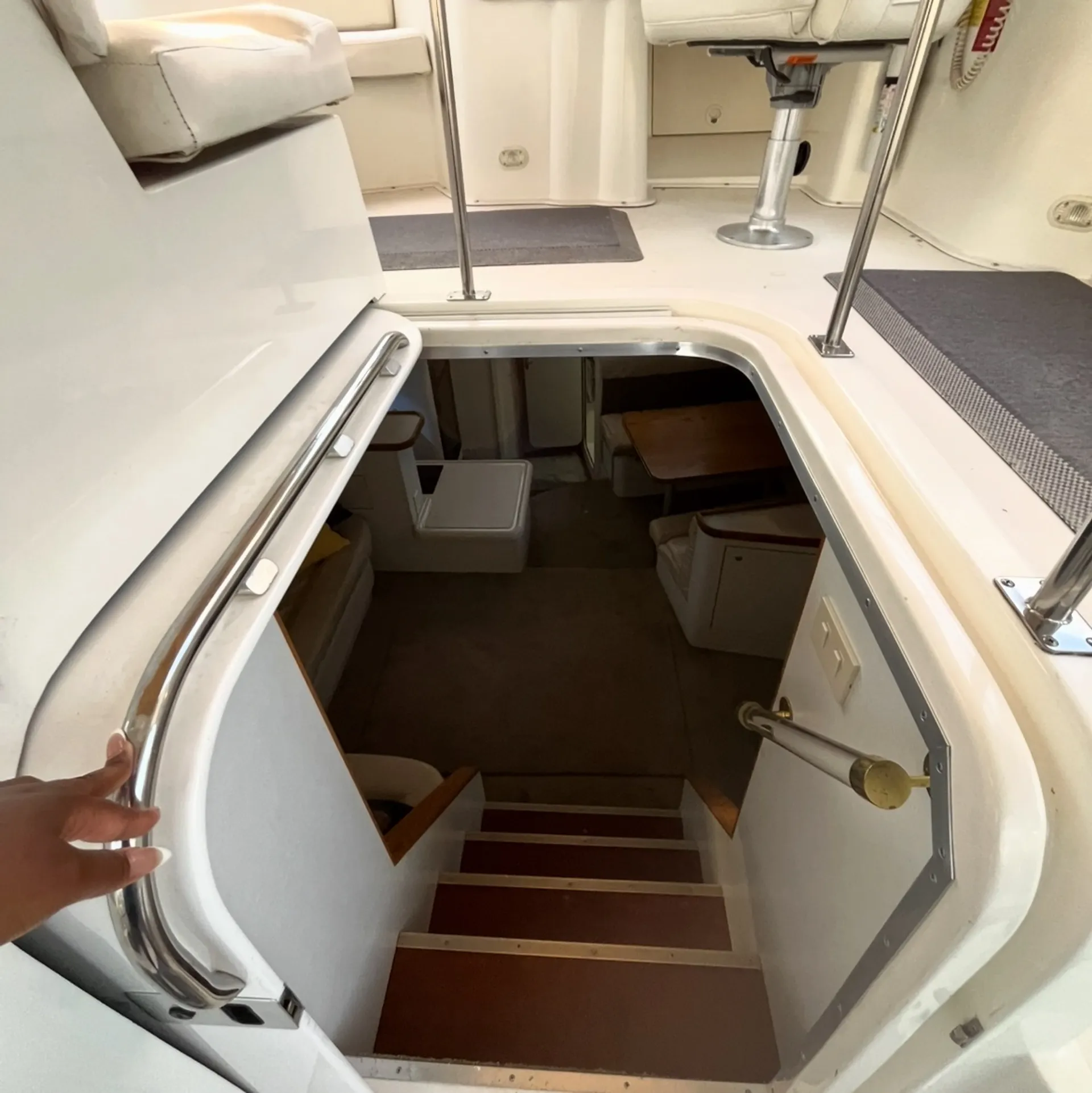 Luxury 37’ Cruisers Yacht – Spacious, Stylish & Perfect for Groups