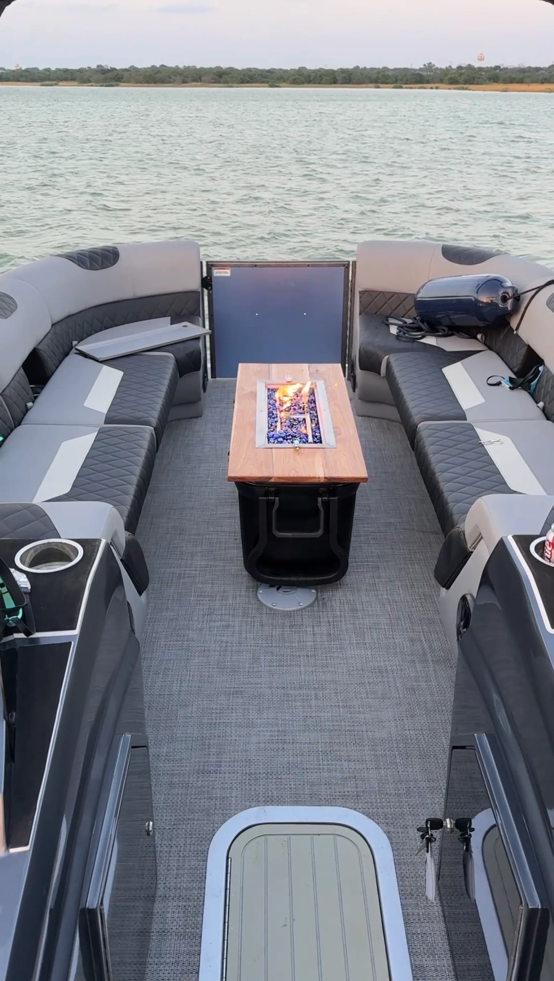 16 person 30 foot 300 HP Tritoon! Pontoon in style and enjoy the space