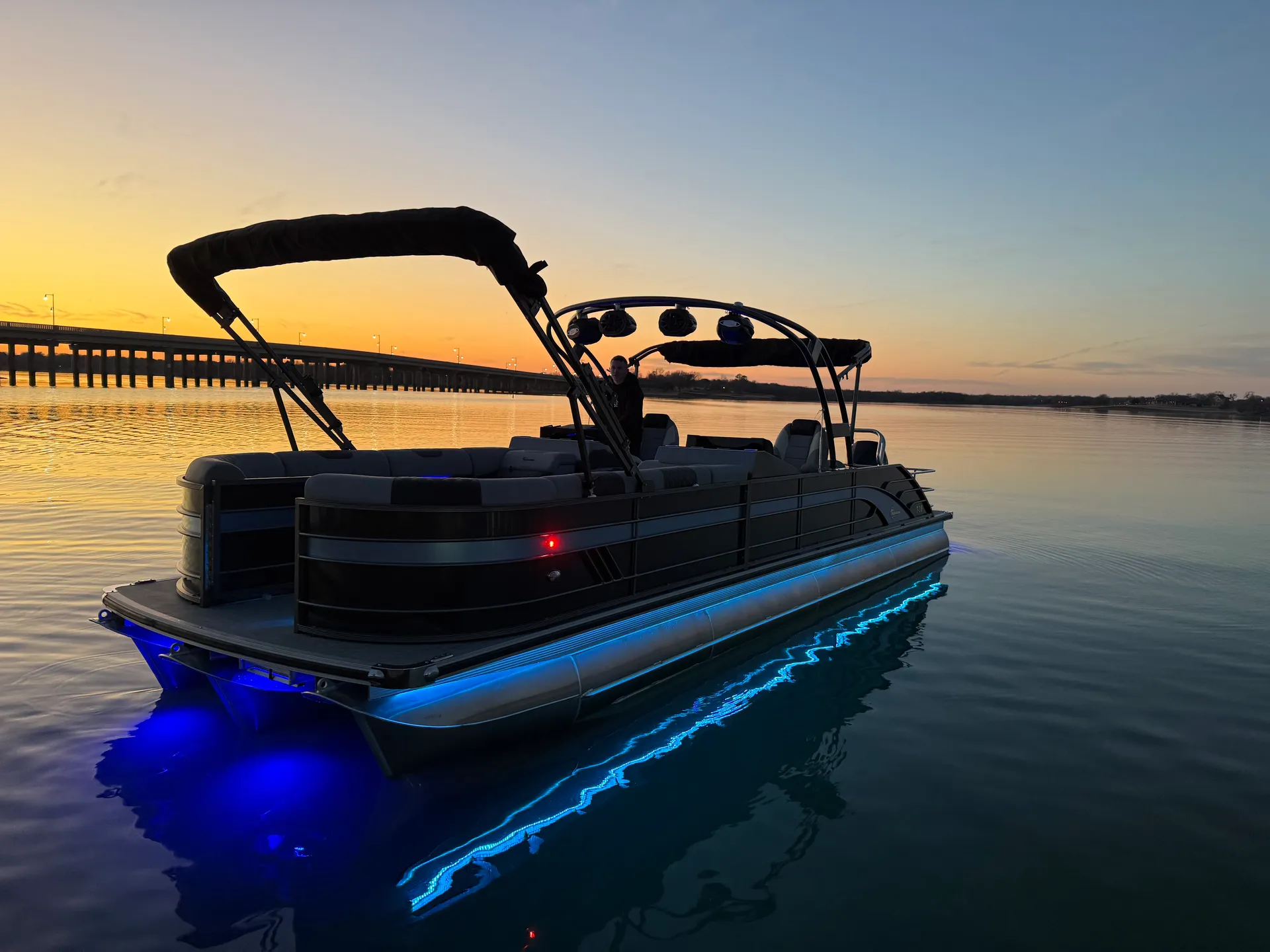 16 person 30 foot 300 HP Tritoon! Pontoon in style and enjoy the space