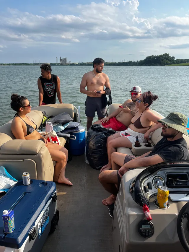Rent a SUN TRACKER pontoon in Garland, TX near me