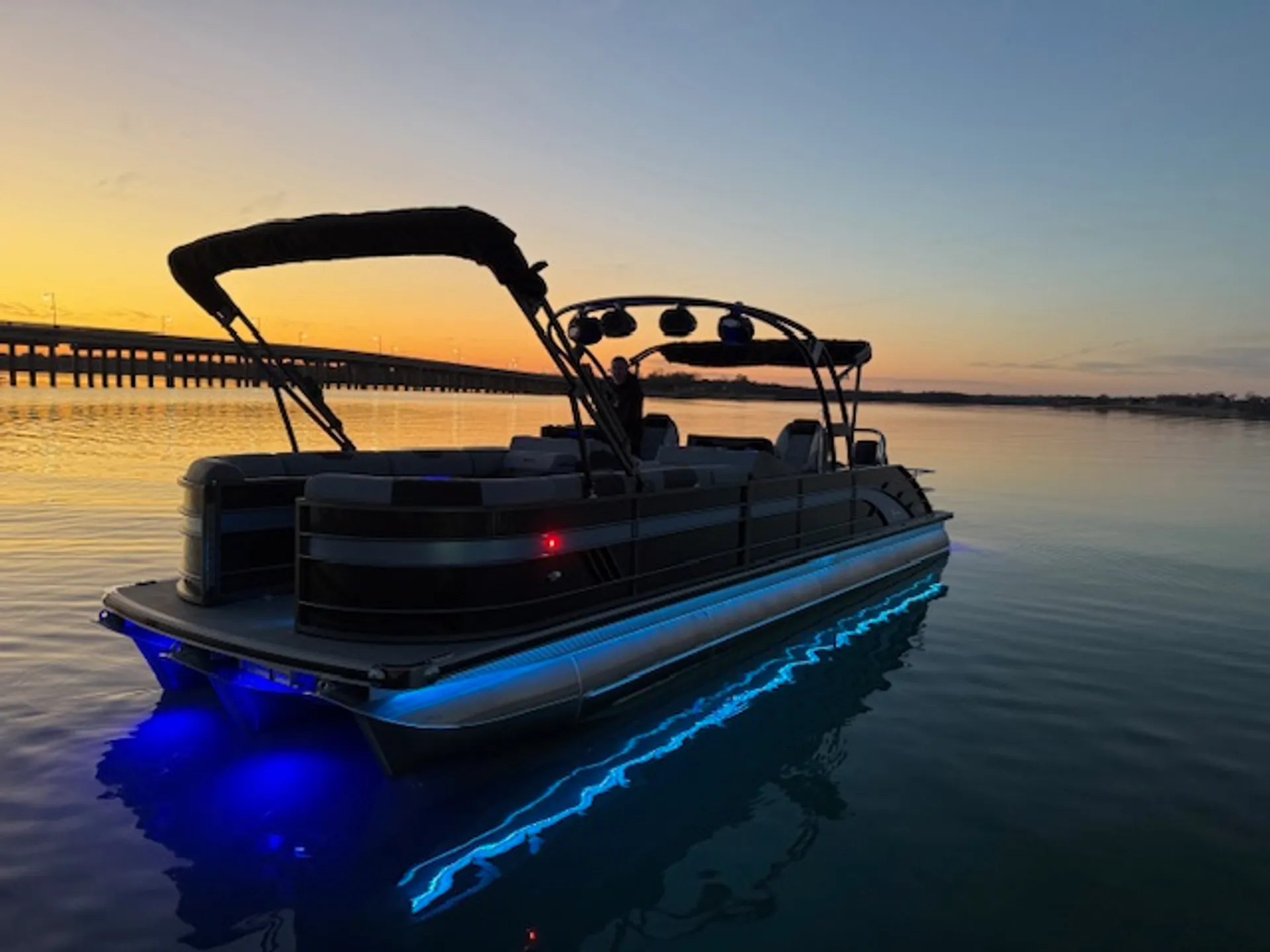 16 person 30 foot 300 HP Tritoon! Pontoon in style and enjoy the space