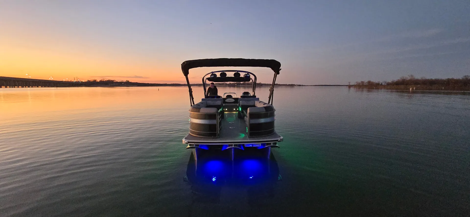 16 person 30 foot 300 HP Tritoon! Pontoon in style and enjoy the space