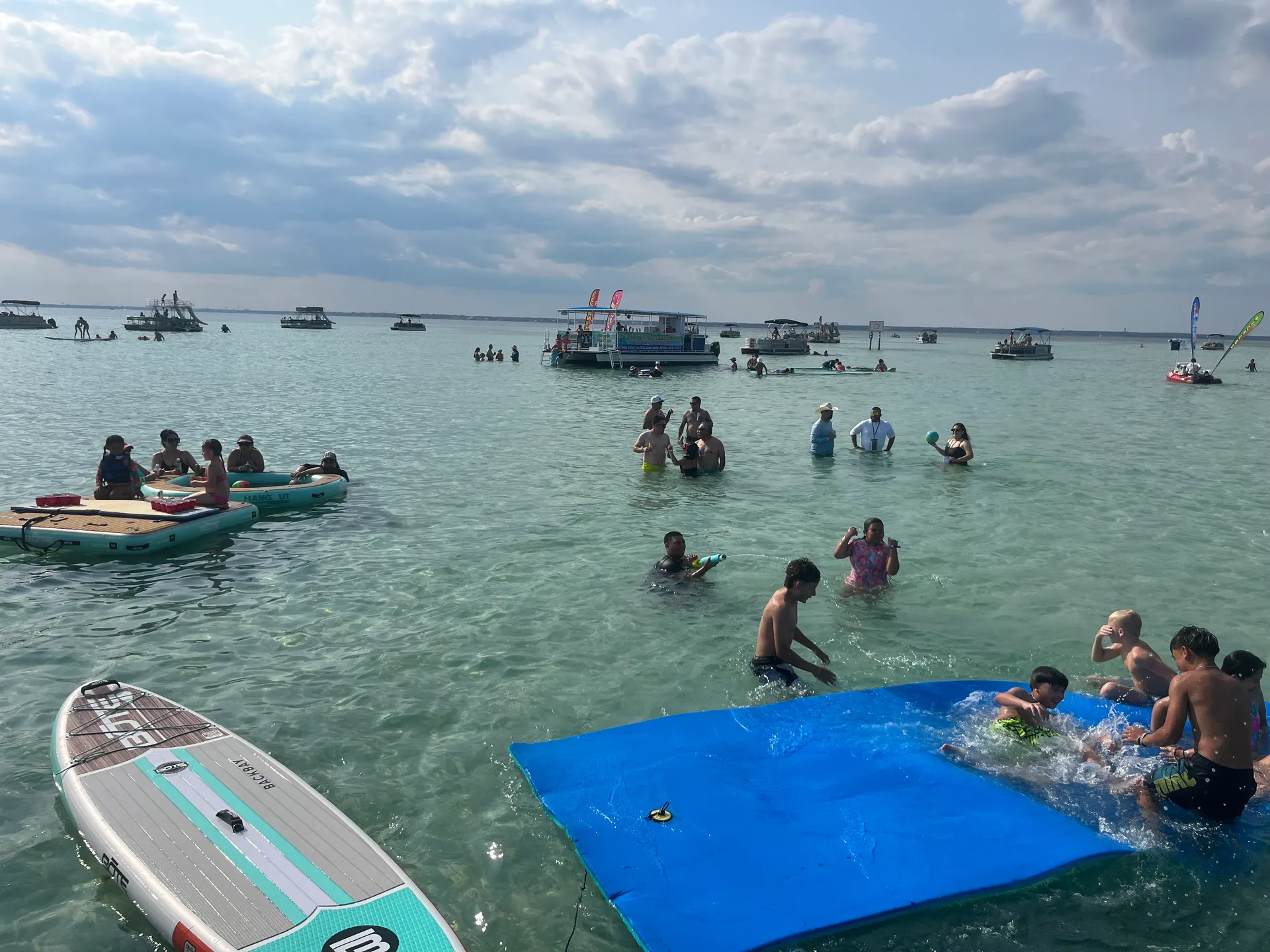 Enjoy Crab island and Destin !
Paddleboard and floating mat included !
