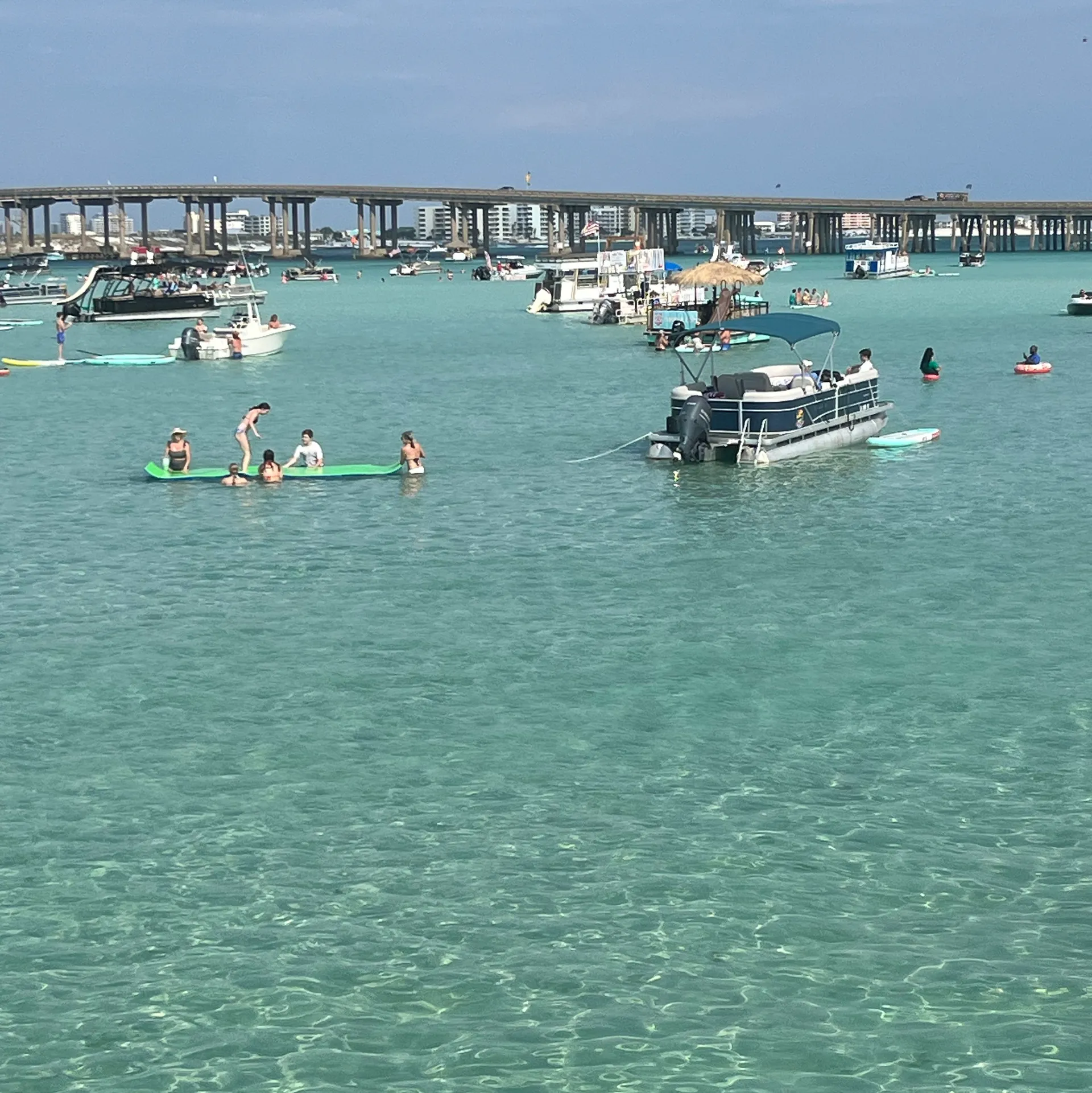 Enjoy Crab island and Destin !
Paddleboard and floating mat included !