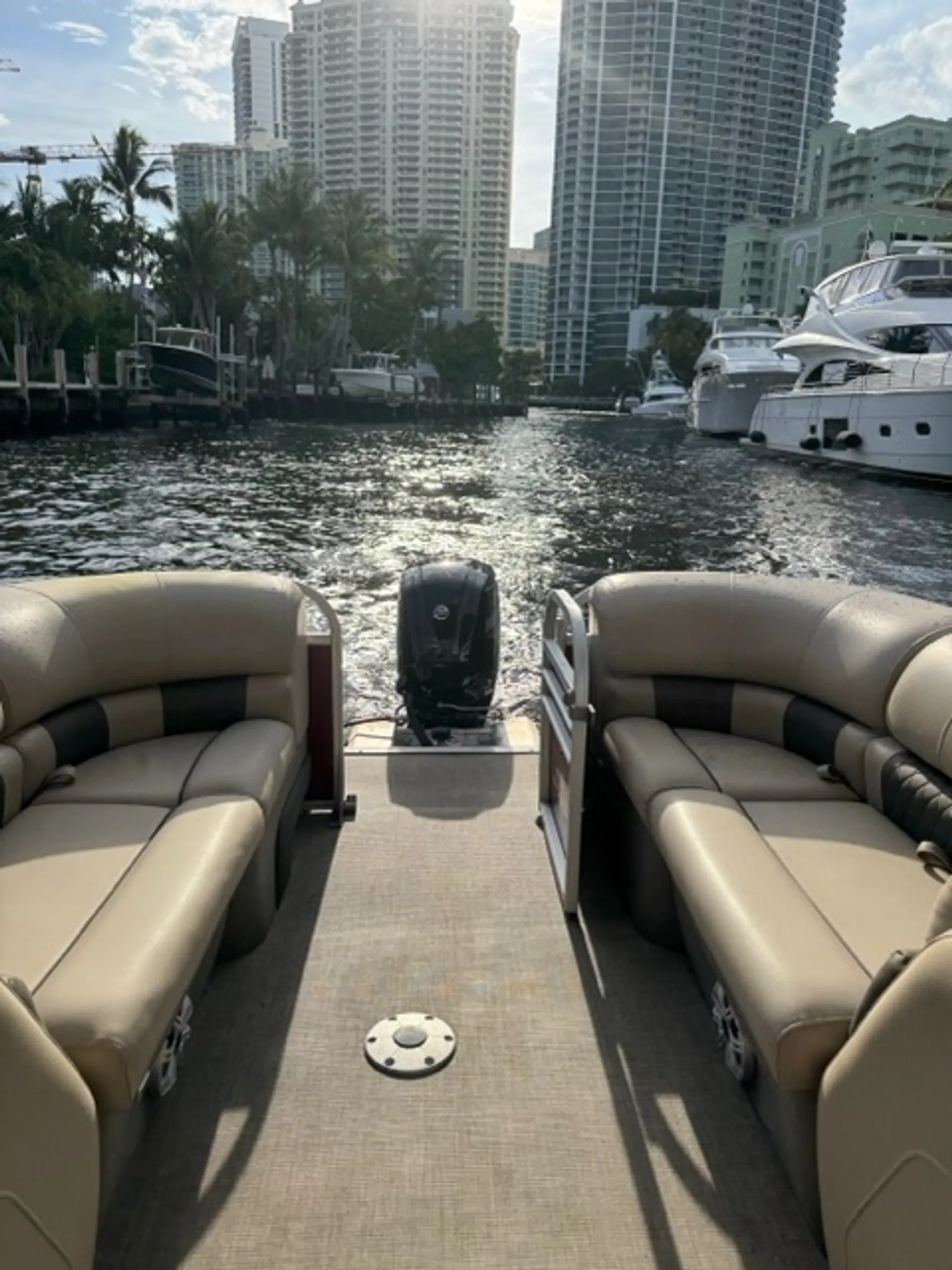 24’ Party Barge Pontoon – Cruise, Lounge & Explore | GAS INCLUDED 