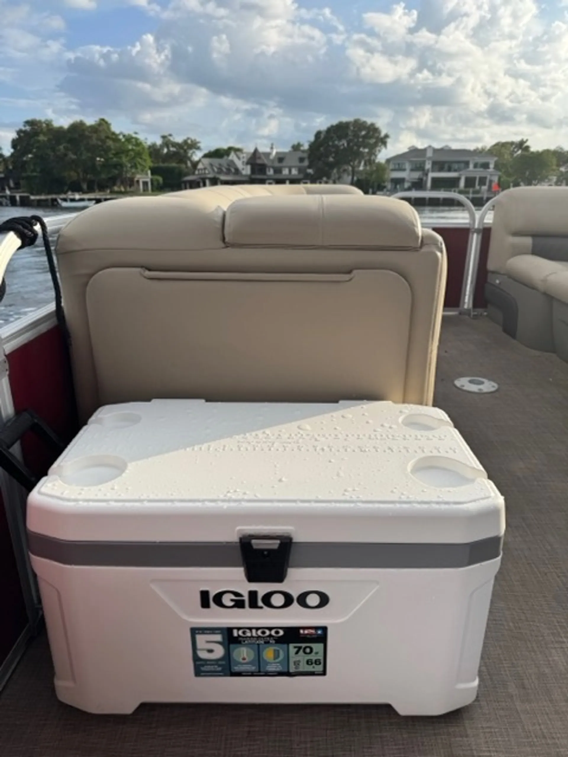 24’ Party Barge Pontoon – Cruise, Lounge & Explore | GAS INCLUDED 