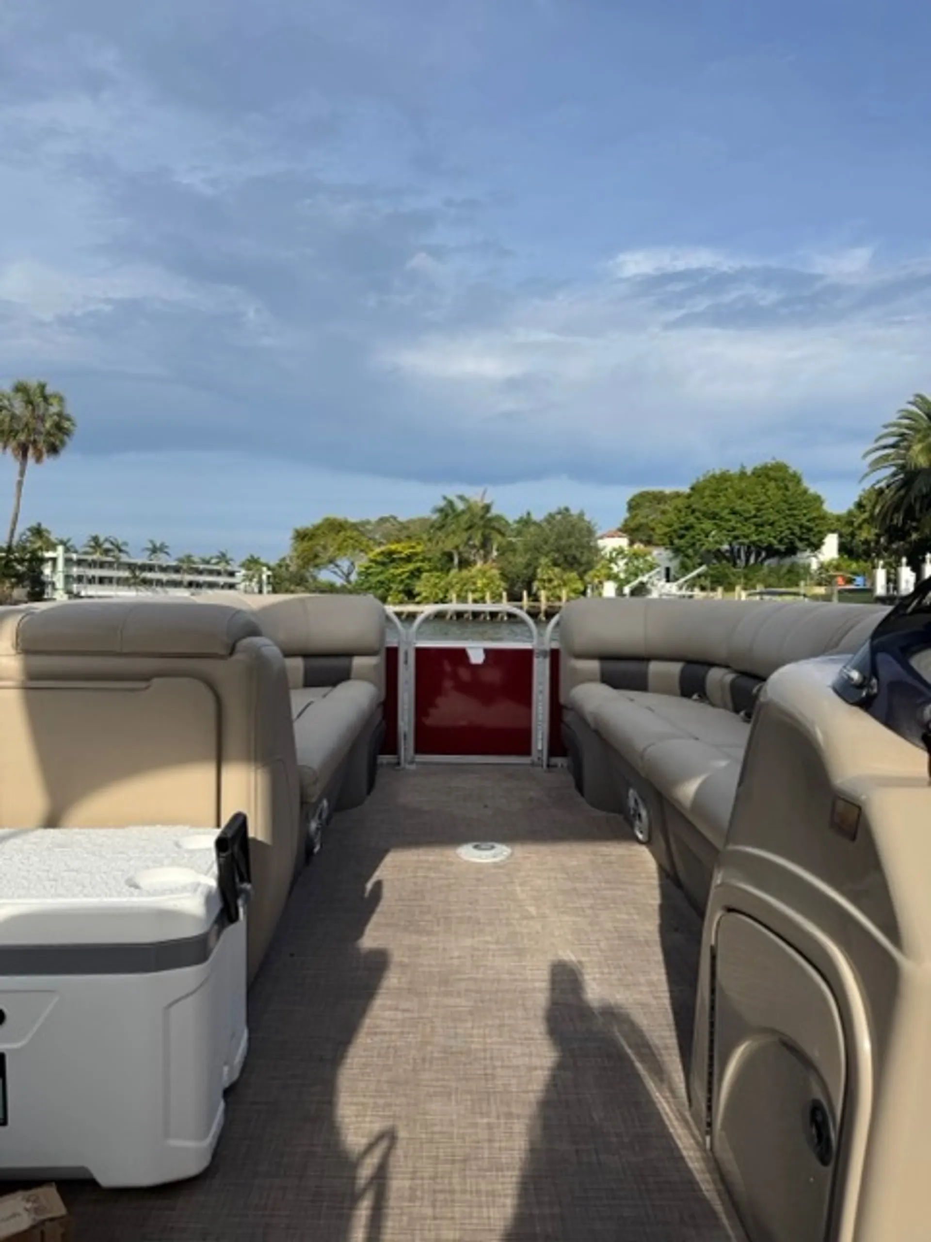 24’ Party Barge Pontoon – Cruise, Lounge & Explore | GAS INCLUDED 