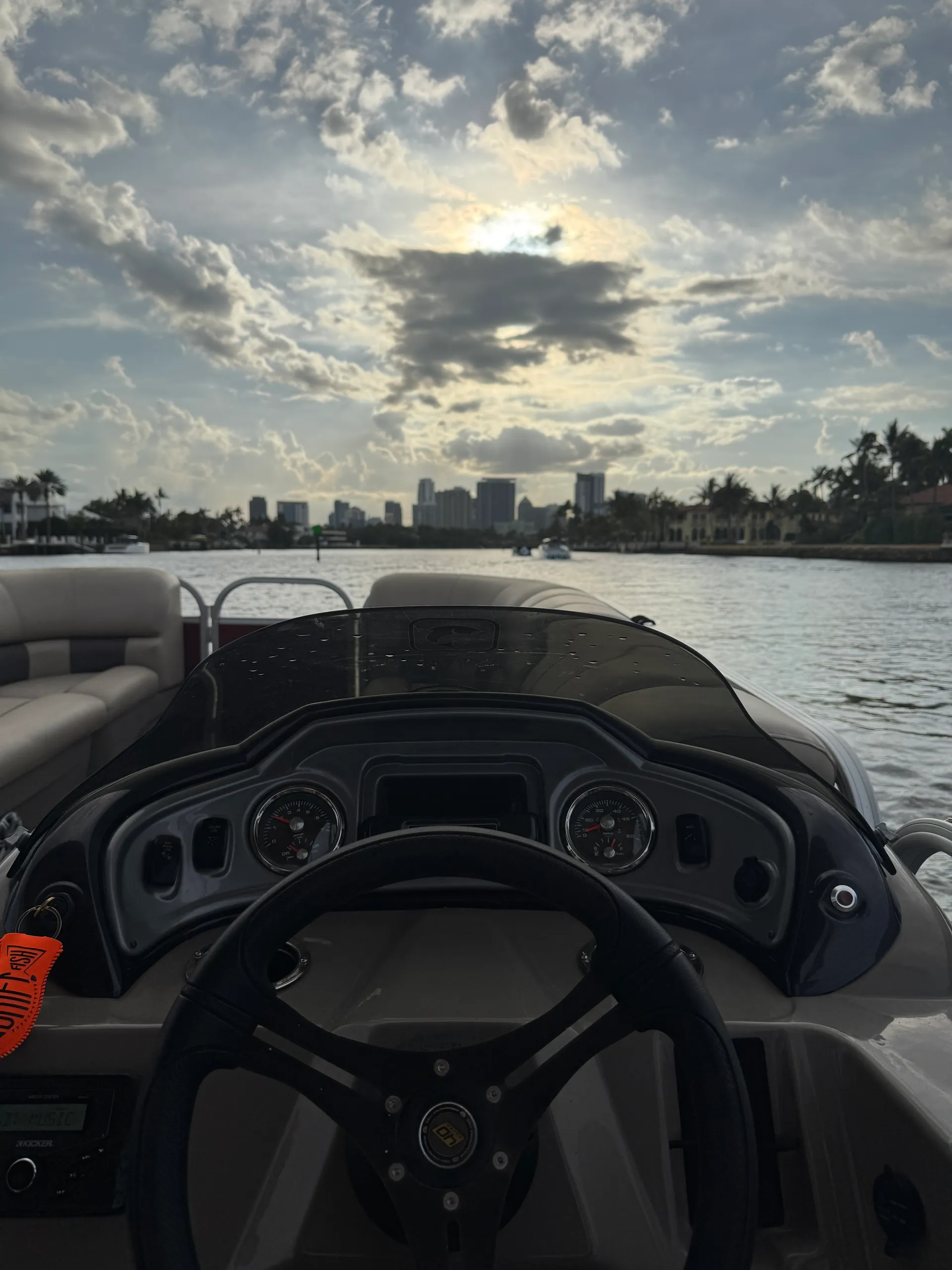 24’ Party Barge Pontoon – Cruise, Lounge & Explore | GAS INCLUDED 