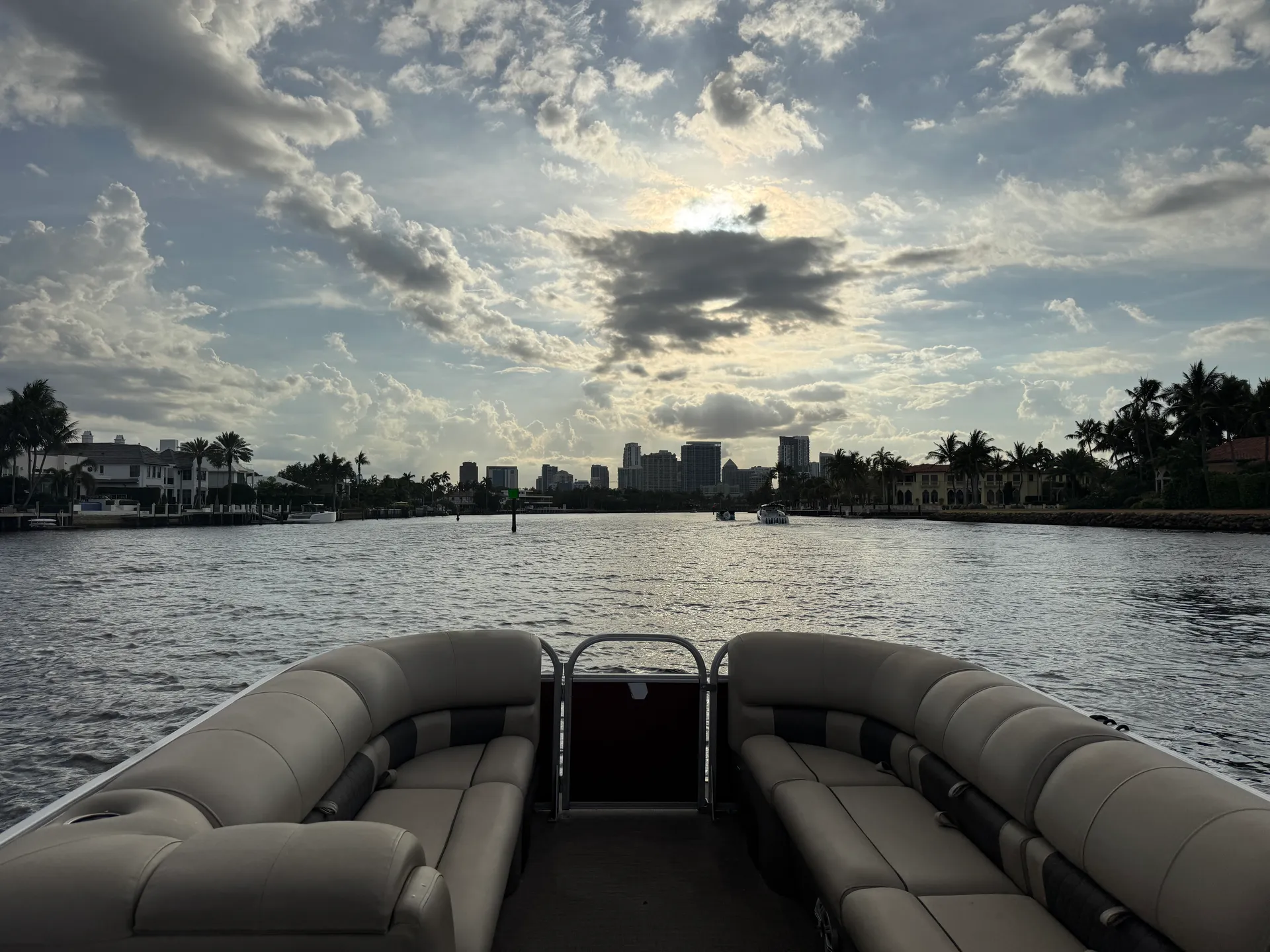 24’ Party Barge Pontoon – Cruise, Lounge & Explore | GAS INCLUDED 