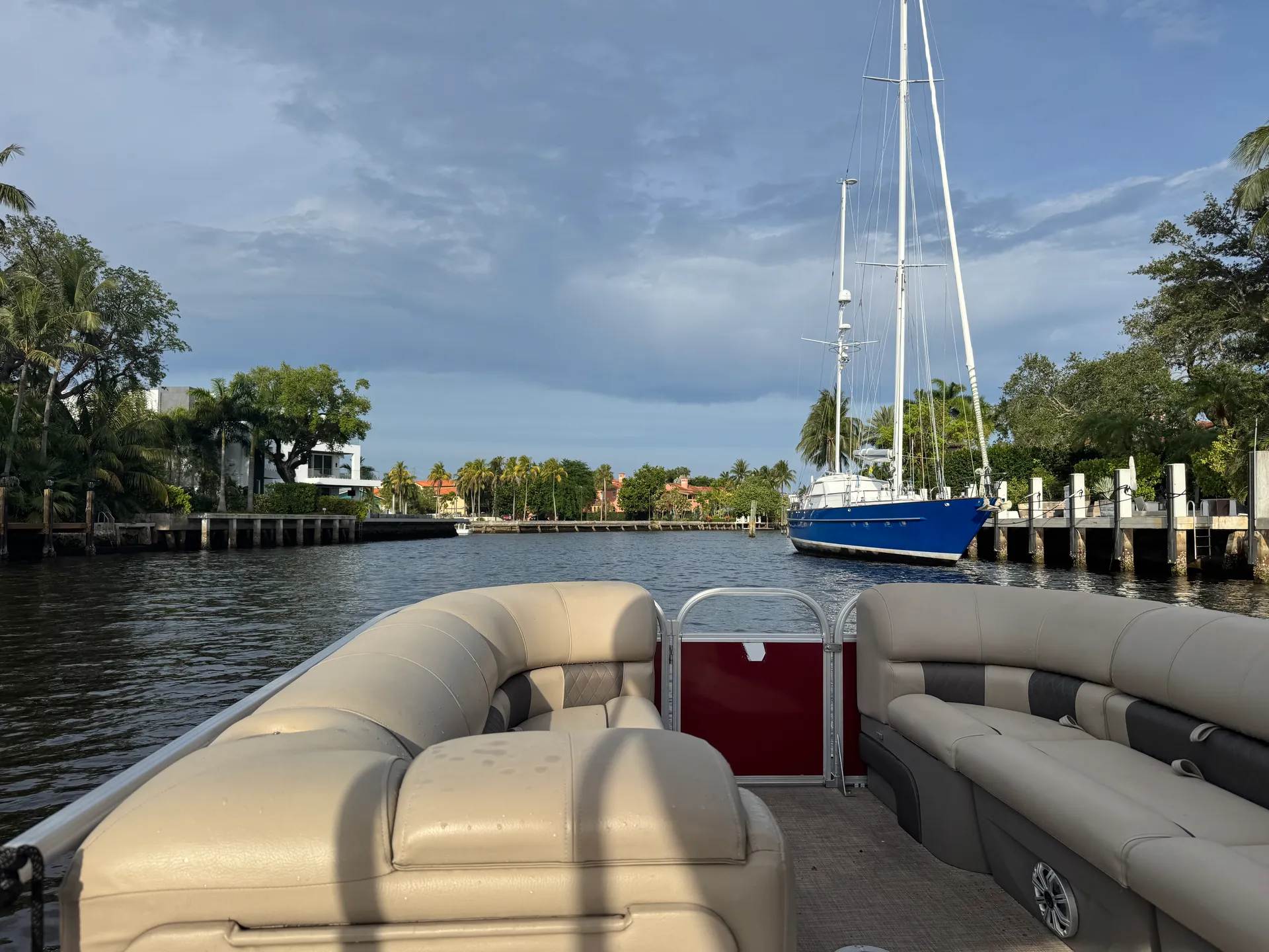 24’ Party Barge Pontoon – Cruise, Lounge & Explore | GAS INCLUDED 
