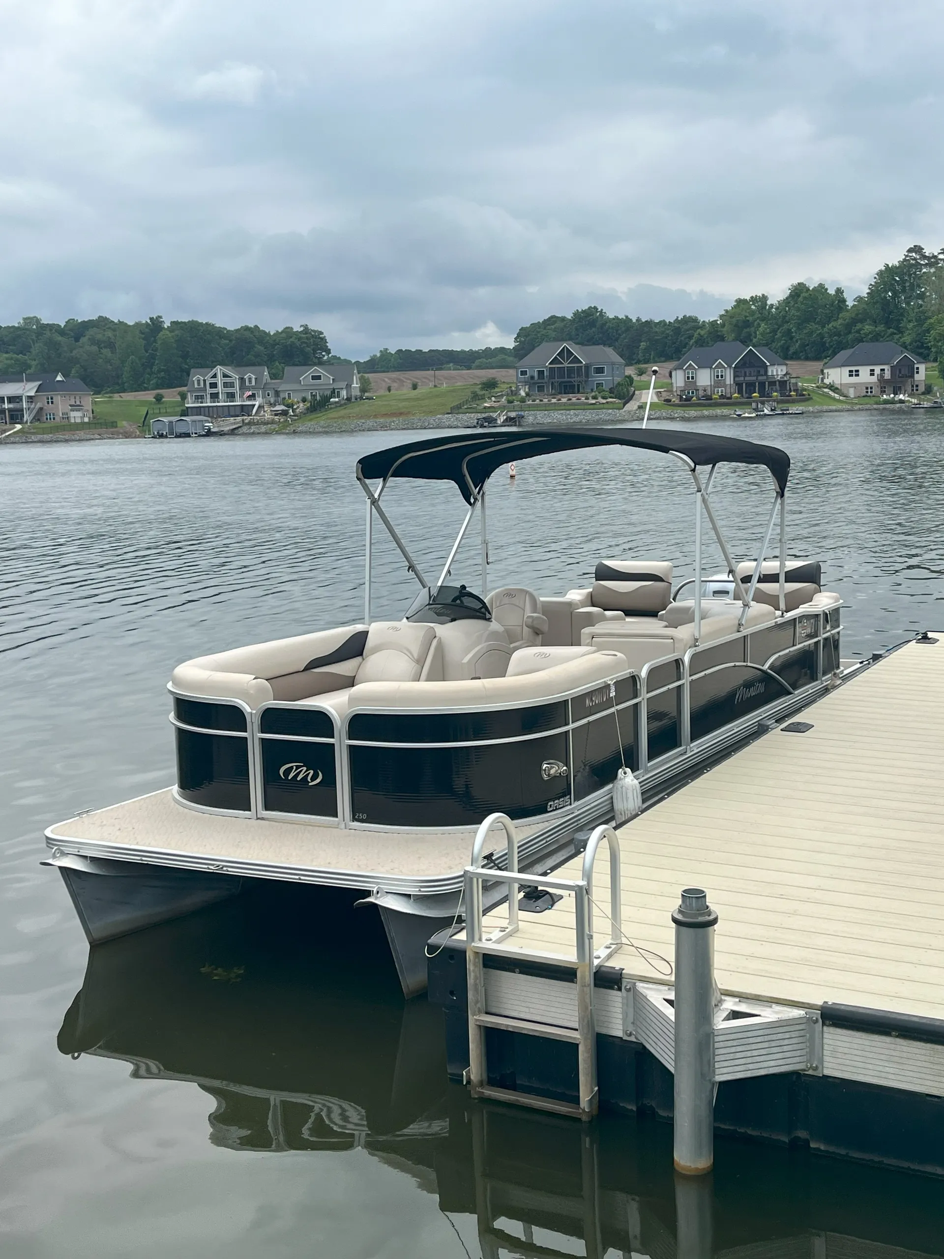25' Manitou Pontoon - seats 15
