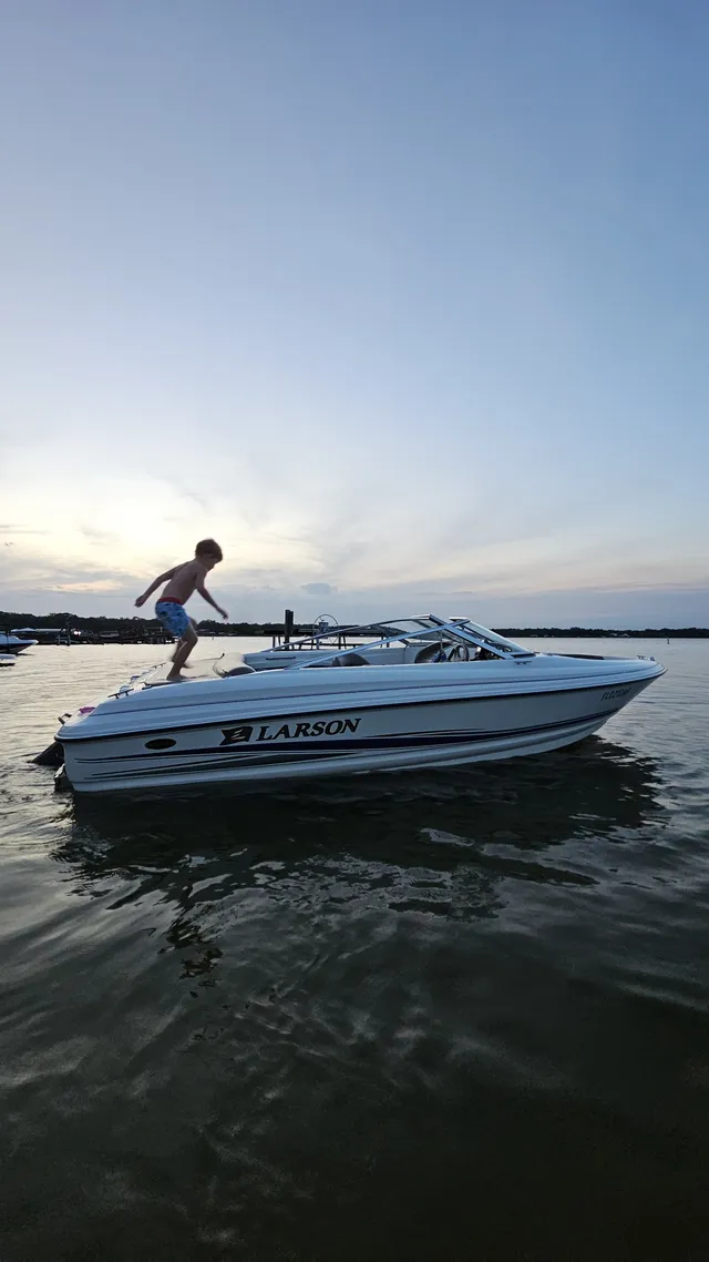 Rent a LARSON BOATS bow rider in Ocala, FL near me